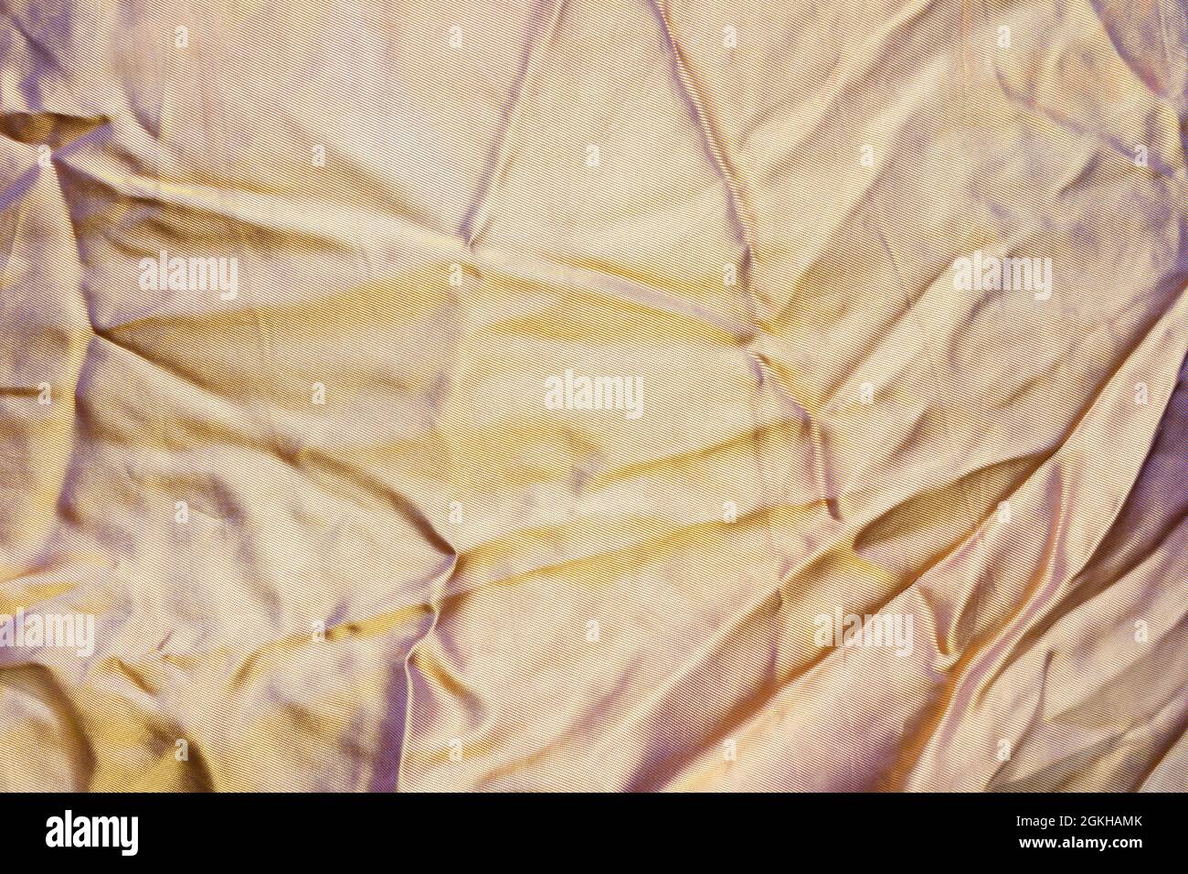 Textur Hintergrund Foto von orangefarbenen synthetischen Seide Stoff Material. Stockfoto