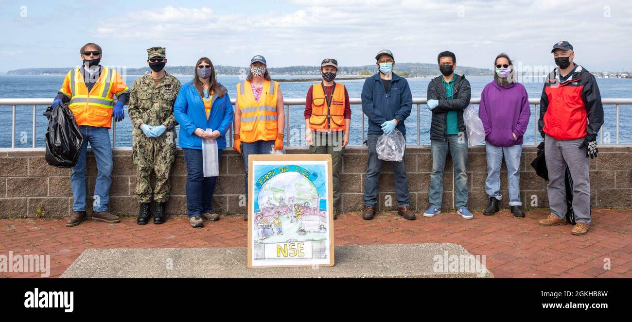 210422-N-VQ841-1011 Mitglieder der Naval Station Everett (NSE) Environmental Division posieren für ein Gruppenfoto im Shield Park in NSE, Washington, 22. April 2021. Der Sekretär der Marine erklärte kürzlich, dass die Division den Secretary of the Navy Environmental Awards 2021 gewonnen habe. Stockfoto