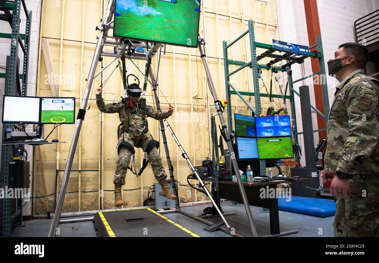 Chief Master Sgt. Der Air Force Joanne S. Bass nutzt den Fallschirmsimulator des 2. Operational Support Squadron während ihres Besuchs auf der Barksdale Air Force Base, Louisiana, 22. April 2021. Bass verbrachte Zeit mit Airmen aus der ganzen Installation und lernte mehr über ihre Rolle bei der Mission, der Nation globale Streikkapazitäten zu bieten. Stockfoto