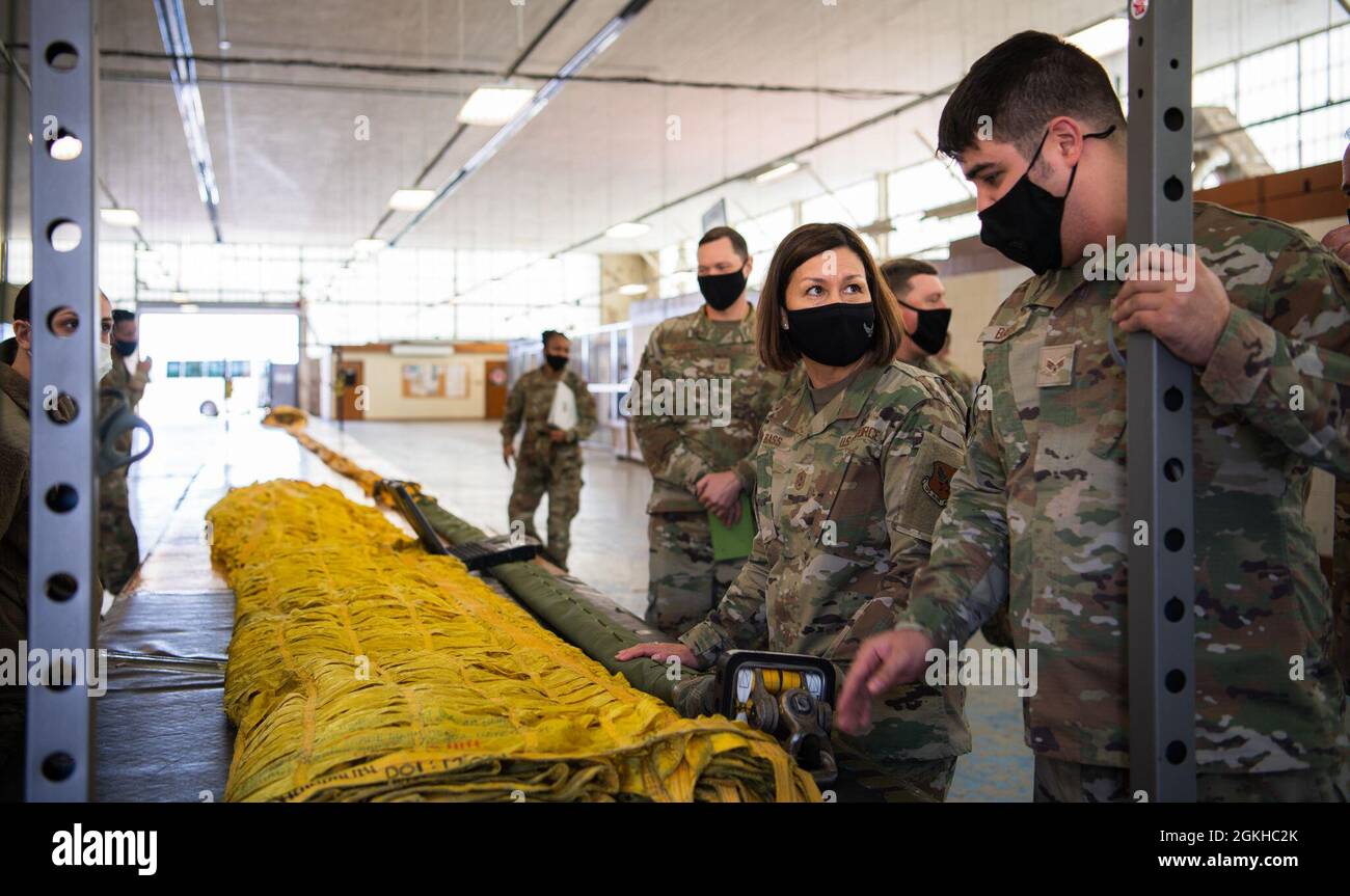 Chief Master Sgt. Der Air Force Joanne S. Bass lernt, wie man einen B-52H Stratofortress Fallschirm von Senior Airman Stuart Baker, 2. Operations Support Squadron Aircrew Flight Equipment Geselle, während ihres Besuchs auf der Barksdale Air Force Base, Louisiana, 22. April 2021, einpackt. Bass verbrachte Zeit mit Airmen aus der ganzen Installation und lernte mehr über ihre Rolle bei der Mission, der Nation globale Streikkapazitäten zu bieten. Stockfoto