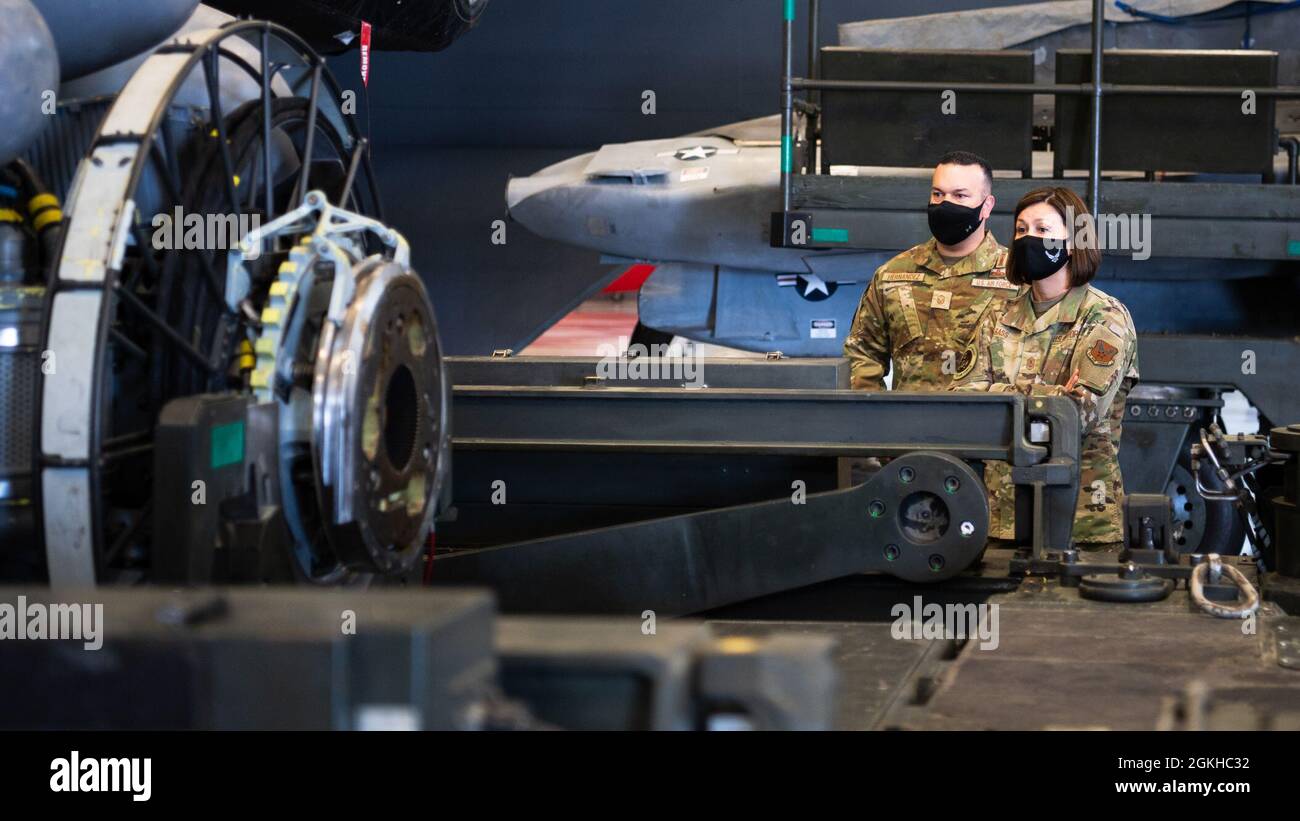 Chief Master Sgt. Der Air Force Joanne S. Bass erhält eine Tour durch die Fähigkeiten der 2. Munitions Squadron während ihrer Tour auf der Barksdale Air Force Base, Louisiana, 22. April 2021. Bass verbrachte ihre Zeit bei Barksdale, um Airmen zu besuchen und sich mit ihrer Rolle vertraut zu machen, die sie dabei spielte, der Nation globale Bomberfähigkeiten zu bieten. Stockfoto