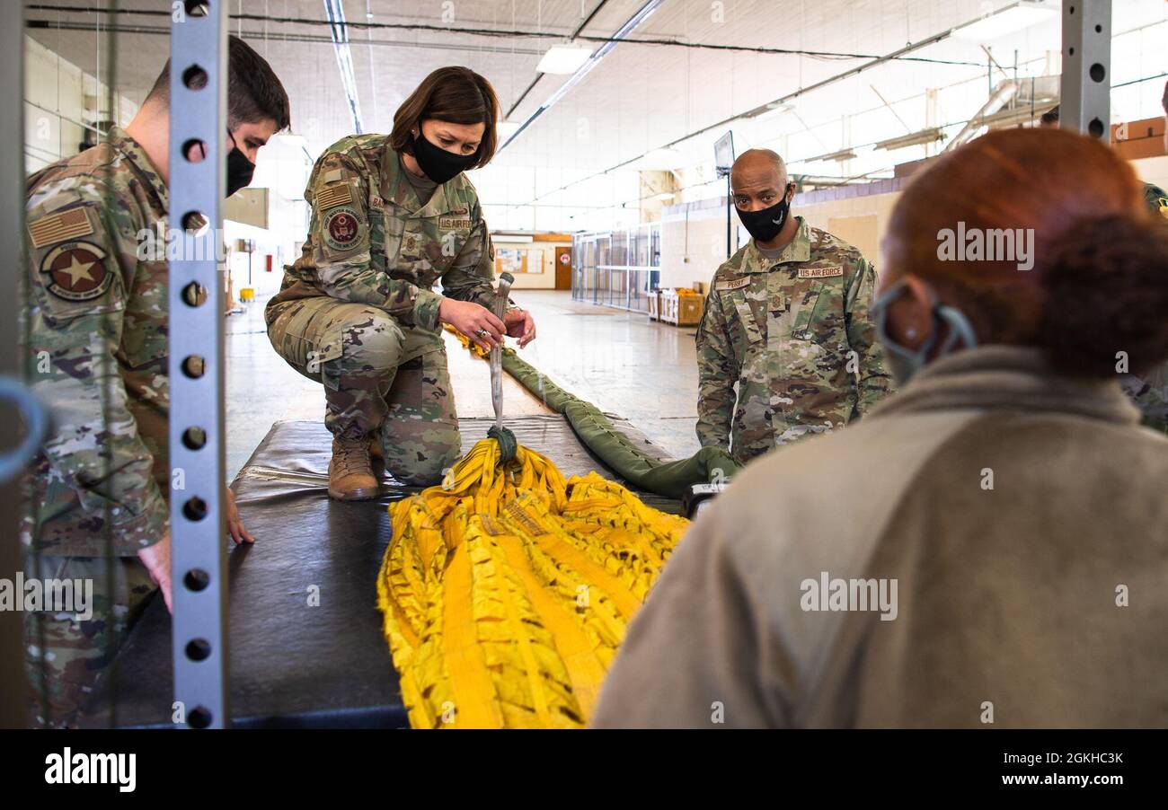 Chief Master Sgt. Der Air Force Joanne S. Bass lernt während ihres Besuchs auf der Barksdale Air Force Base, Louisiana, am 22. April 2021, wie man einen B-52H Stratofortress Fallschirm einpackt. Bass verbrachte Zeit mit Airmen aus der ganzen Installation und lernte mehr über ihre Rolle bei der Mission, der Nation globale Streikkapazitäten zu bieten. Stockfoto