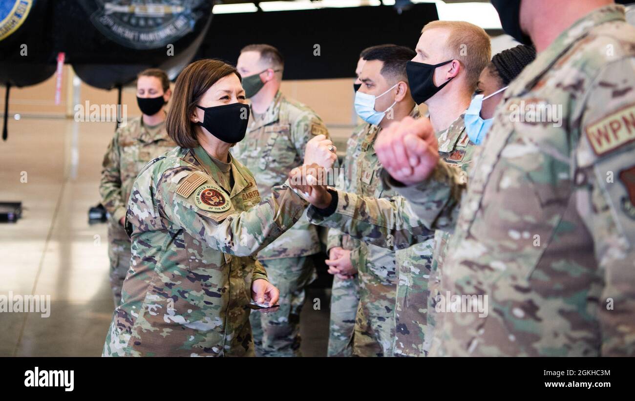 Chief Master Sgt. Der Air Force Joanne S. Bass begrüßt die Luftwaffe des 2. Munitions Squadron während ihres Besuchs auf der Barksdale Air Force Base, Louisiana, am 22. April 2021. Während der Tour sprach Bass eins zu eins mit den Luftwaffe des 2. Bombenflügels, um Feedback zu erhalten und Fragen zur Zukunft der Luftwaffe zu beantworten. Stockfoto
