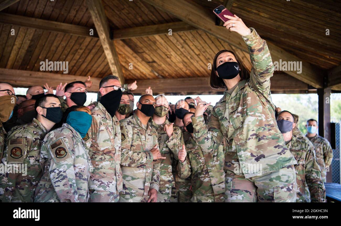 Chief Master Sgt. Der Air Force Joanne S. Bass macht ein Selfie mit Airmen vom 2nd Communications Squadron während ihres Besuchs auf der Barksdale Air Force Base, Louisiana, 22. April 2021. Bass verbrachte Zeit mit Airmen aus der ganzen Installation und lernte mehr über ihre Rolle bei der Mission, der Nation globale Streikkapazitäten zu bieten. Stockfoto