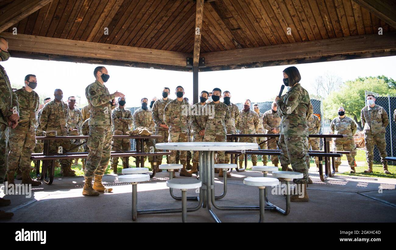 Chief Master Sgt. Der Air Force Joanne S. Bass führt während ihres Besuchs auf der Barksdale Air Force Base, Louisiana, am 22. April 2021 ein Gespräch mit 2nd Communications Squadron Airmen. Während der Tour sprach Bass eins zu eins mit den Luftwaffe des 2. Bombenflügels, um Feedback zu erhalten und Fragen zur Zukunft der Luftwaffe zu beantworten. Stockfoto