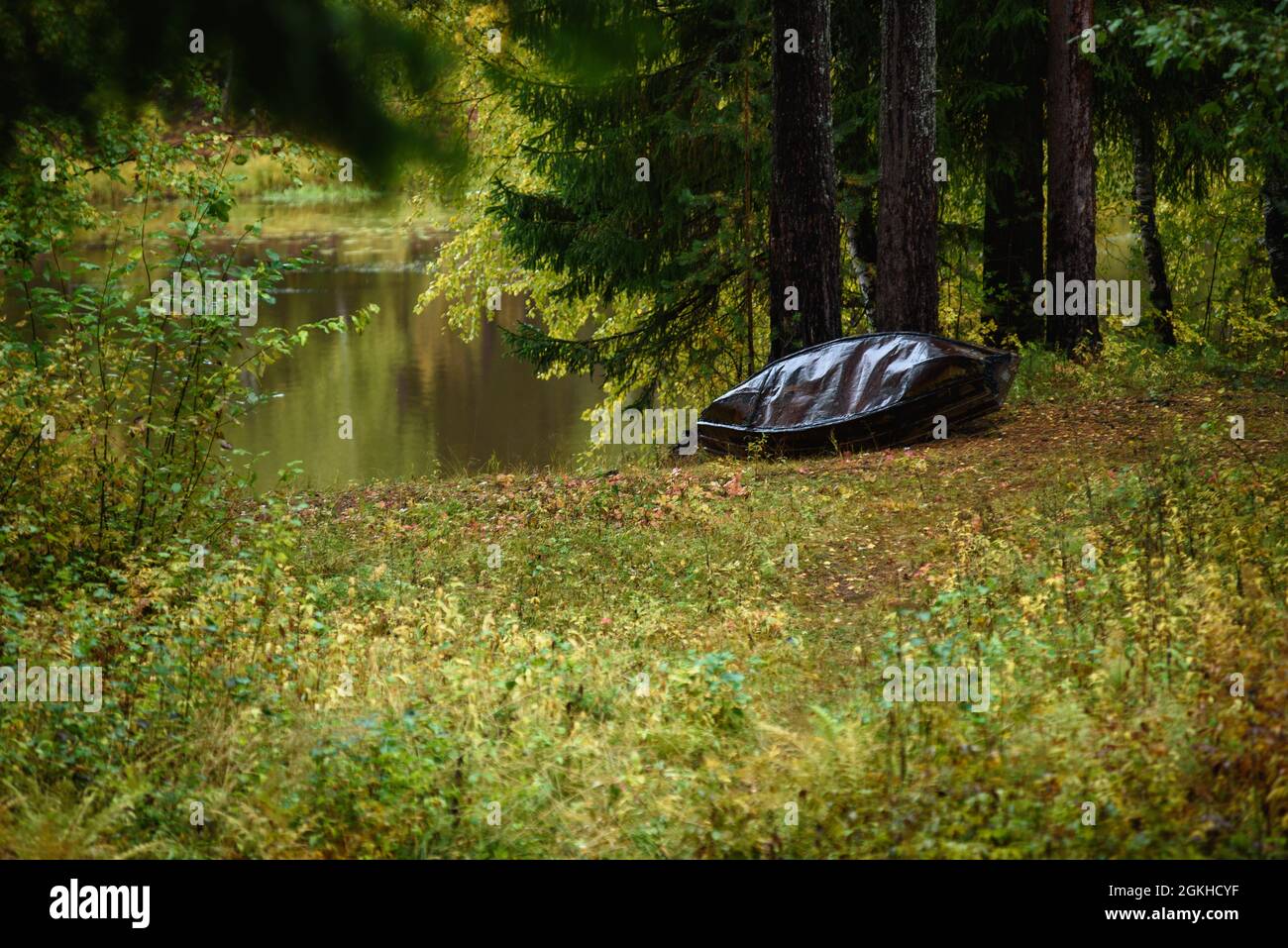 Ein altes Metallboot wird in der Herbstsaison mit eigenen Händen am Ufer des Sees gebaut. Stockfoto