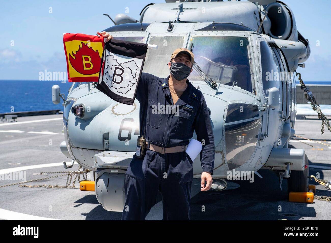 PACIFIC OCEAN (23. April 2021) Chief Mineman Bobby Free aus Princeton, Texas, simuliert einen MH-60S Sea Hawk Helikopter-Brand während eines Schadenskontrolltrainings an Bord des Independence-Variant Littoral Combat Ship USS Charleston (LCS 18), April 23. Charleston ist derzeit in der 3. US-Flotte tätig. Stockfoto