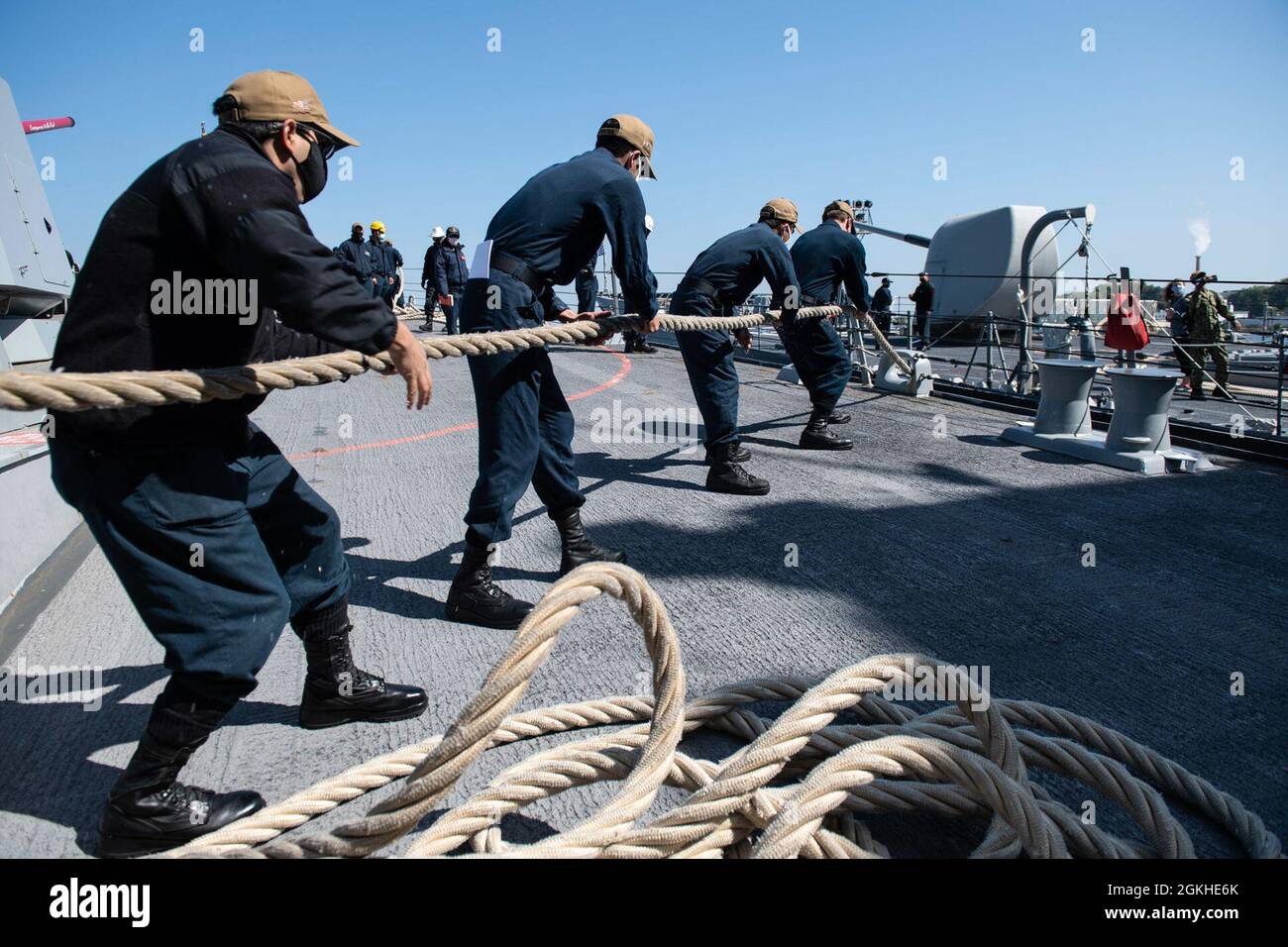 210422-N-HG846-0013 YOKOSUKA, Japan (23. April 2021) – Seeleute nehmen am 23. April an Bord des Lenkflugkörper-Zerstörers USS Rafael Peralta der Arleigh Burke-Klasse (DDG 115) eine Anlegestelle ein. Rafael Peralta ist der Task Force 71/Destroyer Squadron (DESRON) 15 zugeordnet, der größten vorwärtseingesetzten DESRON der Marine und der wichtigsten Surface Force der 7. US-Flotte. Stockfoto