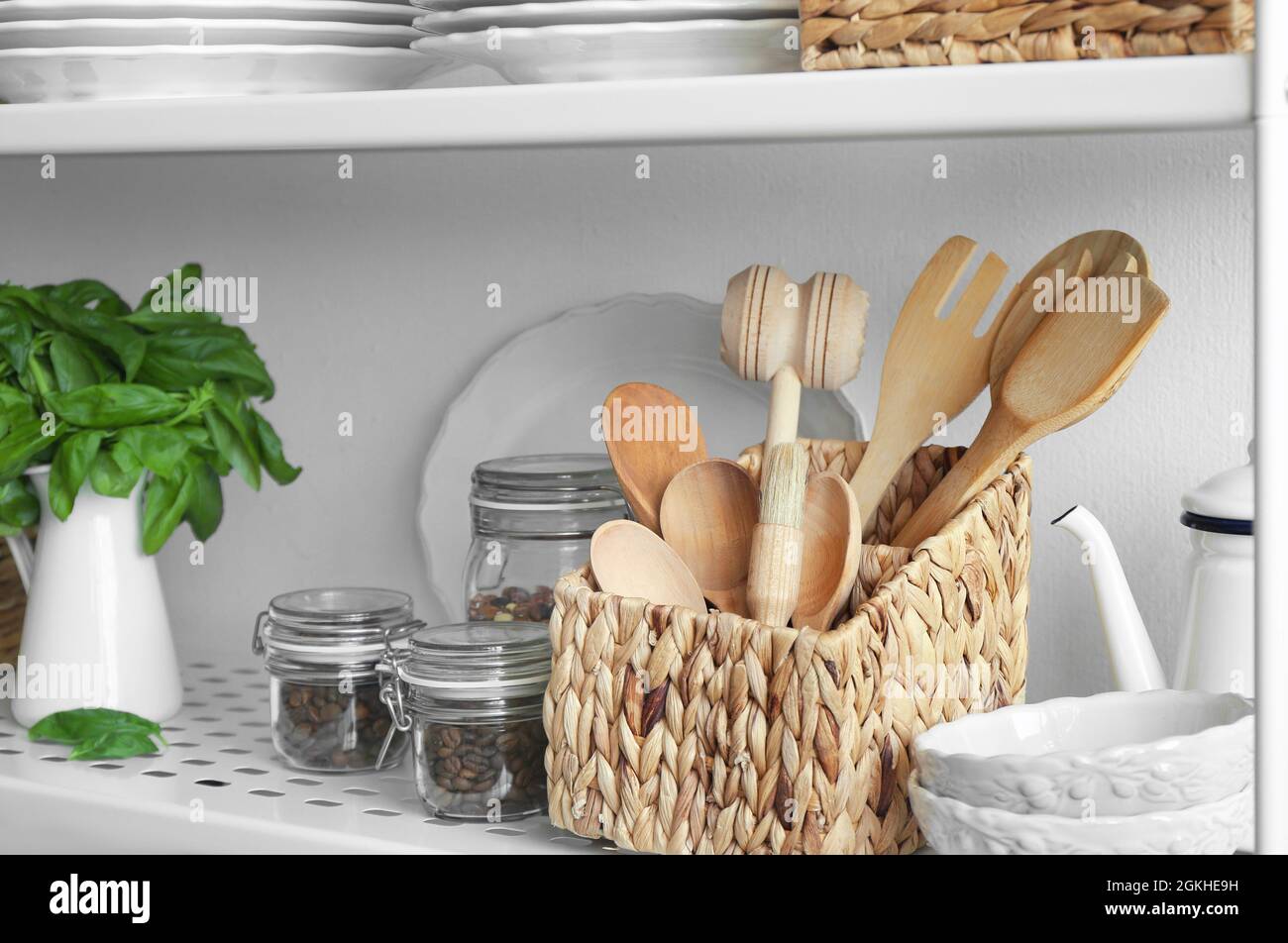 Küchengeräte im Regal des Ständers Stockfotografie - Alamy
