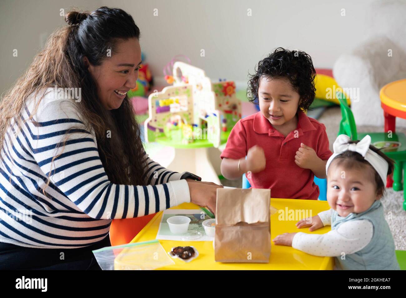 Iris Colon Salcido, linke Mutter, die zu Hause bleibt und die zukünftige Kinderbetreuerin der Familie ist, schließt mit ihren Kindern eine Earth Day-Aktivität ab, die drei Jahre alt ist, Luis Scalcedo, Zentrum, Und die 10 Monate alte Alessia Salcedo, 22. April 2021, auf dem Luftwaffenstützpunkt Malmstrom, Month. Ihr Ehemann, Senior Airman Luis Adrian Salcedo, ist bei der 741. Raketenabwehrschwadron. Stockfoto