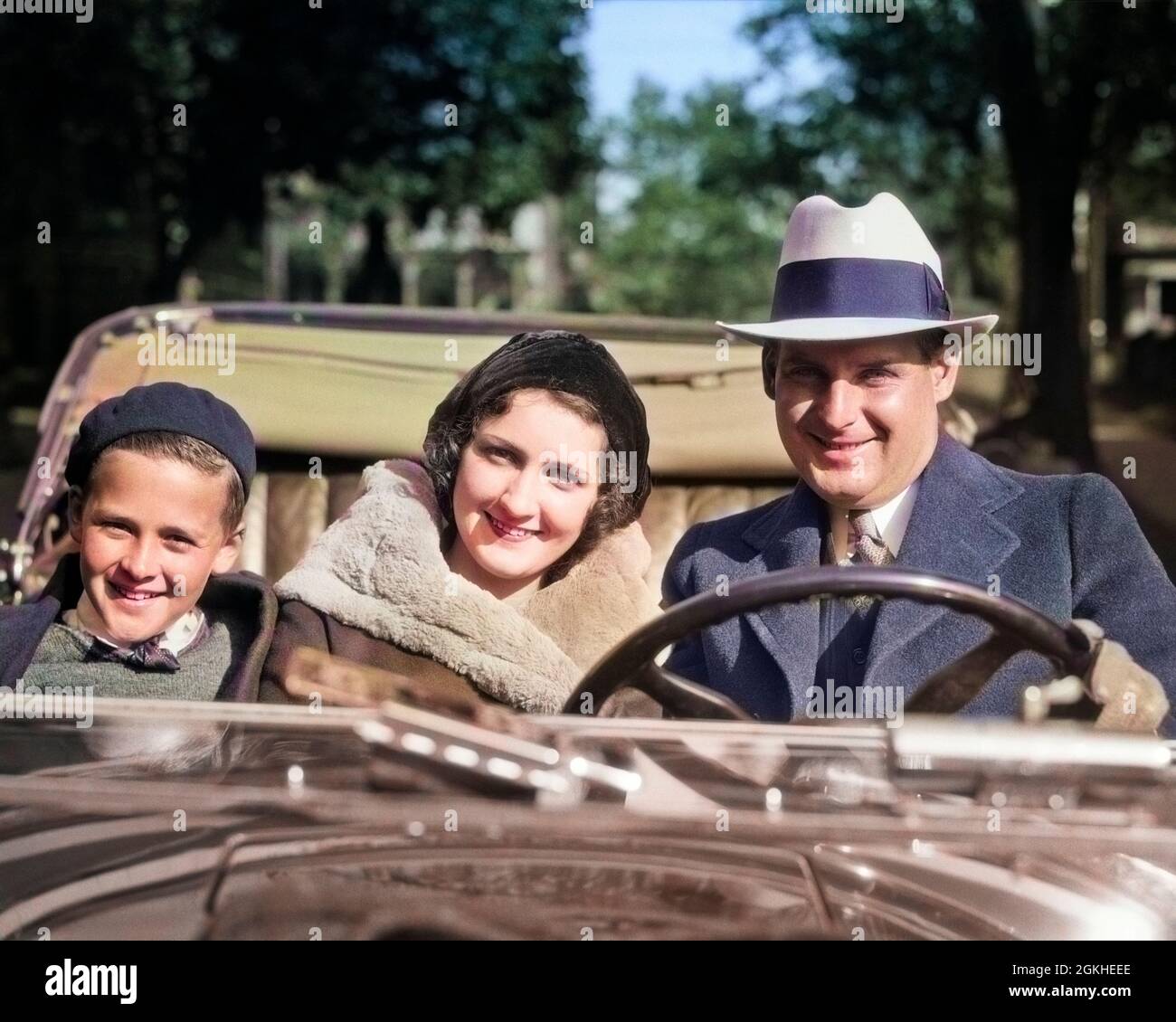 LÄCHELNDES FAMILIENPORTRAIT AUS DEN 1930ER JAHREN MANN VATER FRAU MUTTER SOHN JUNGE, DER IM CABRIO-AUTO REITET UND DIE KAMERA ANSCHAUT - M3736C HAR001 HARS PAAR SCHÖNHEIT FARBE BEZIEHUNG CABRIO ALTE ZEIT NOSTALGIE ALTE MODE AUTO 1 JUGENDLICH FAHRZEUG SÖHNE FAMILIEN LIFESTYLE GESCHWINDIGKEIT ZUFRIEDENHEIT FRAUEN VERHEIRATET EHEPARTNER EHEMÄNNER TRANSPORT KOPIE RAUM DAMEN PERSONEN AUTOMOBIL MÄNNER ALLE VERTRAUEN TRANSPORT PARTNER AUGE KONTAKT GLÜCK KOPF UND SCHULTERN ABENTEUER FREIZEIT KRAFTFAHRZEUG AUTOS AUFREGUNG FORTSCHRITT CLOCHE STOLZ IN DER MOTORING KRAWATTE SONNTAG AUTO AUTOS ENTKOMMEN STILVOLLE FAHRZEUGE JUNGTIERE Stockfoto