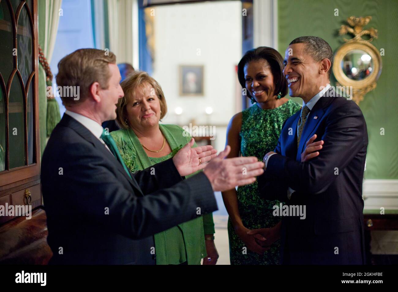 Präsident Barack Obama und First Lady Michelle Obama sprechen mit der irischen Premierministerin Enda Kenny und seiner Frau Fionnuala Kenny im Grünen Raum des Weißen Hauses vor einem Empfang am 17. März 2011 zum St. Patrick's Day. (Offizielles Foto des Weißen Hauses von Pete Souza) Dieses offizielle Foto des Weißen Hauses wird nur zur Veröffentlichung durch Nachrichtenorganisationen und/oder zum persönlichen Druck durch die Betreffzeile(en) des Fotos zur Verfügung gestellt. Das Foto darf in keiner Weise manipuliert werden und darf nicht in kommerziellen oder politischen Materialien, Anzeigen, E-Mails, Produkten, Werbeaktionen, die in irgendeiner Form verwendet werden Stockfoto