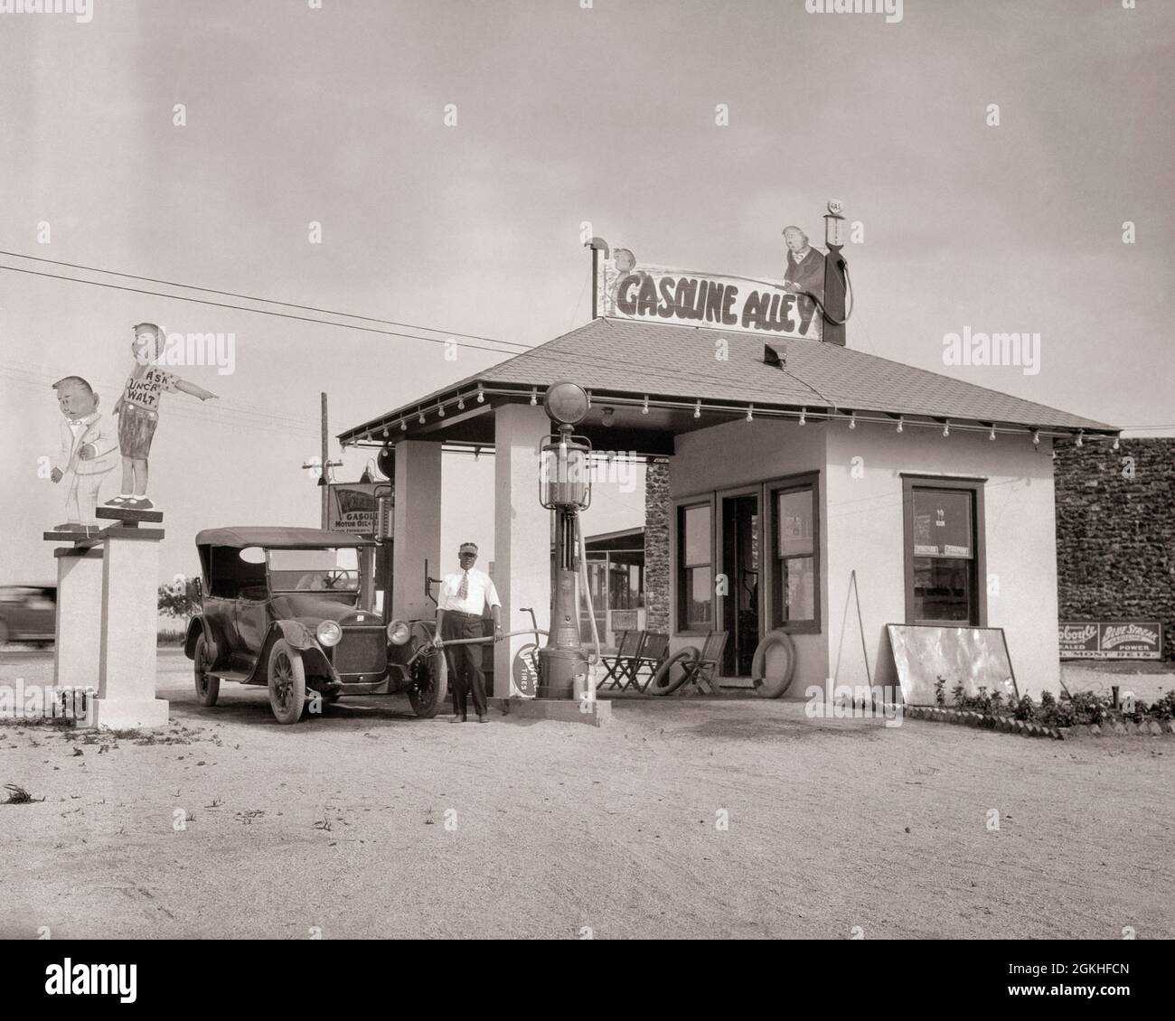DER NAME DER TANKSTELLE AUS DEN 1930ER JAHREN WAR EINE OFFENSICHTLICHE ANDEUTUNG DES GLEICHNAMIGEN COMICS IN DER NÄHE VON JOPLIN MISSOURI USA - Q32052 CPC001 HARS LÄNDLICHE KOPIE RAUM VOLLER LÄNGE AUTOBAHN PERSONEN AUTOMOBIL MÄNNER KRAFTSTOFF GEBÄUDE TRANSPORT MITTLEREN ALTERS S & W MITTLEREN ALTERS MANN BLICKKONTAKT GLEICHE GESCHICKLICHKEIT BERUF FÄHIGKEITEN NAME EIGENSCHAFT TANKSTELLE KUNDENDIENST AUTOS TANKSTELLE MISSOURI GASPUMPE DURCH VORSCHLAG IN DER NÄHE BERUFE IMMOBILIEN BENZIN KONZEPTIONELLE STRUKTUREN 1931 AUTOS STILVOLLE FAHRZEUGE EDIFICE STRIP COMIC-STRIP ERSTELLT BENZIN ERDÖL PROGRAMM ZWECK GEBAUT STRASSENRAND SCHWARZ UND WEISS Stockfoto