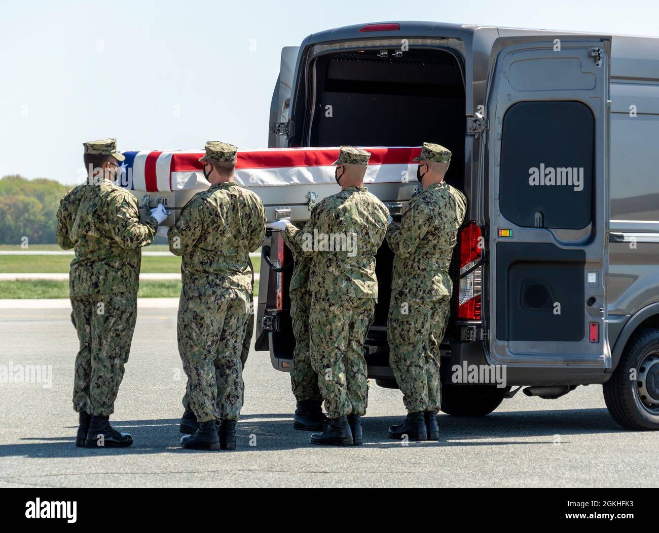 Ein U.S. Navy Carry Team übergibt die Überreste des Navy Culinary Specialist Seaman Apprentice Jaylon D. Moye aus Pataskala, Ohio, 23. April 2021, auf dem Dover Air Force Base, Delaware. Moye wurde der USS Dextrous, Bahrain, zugewiesen. Stockfoto