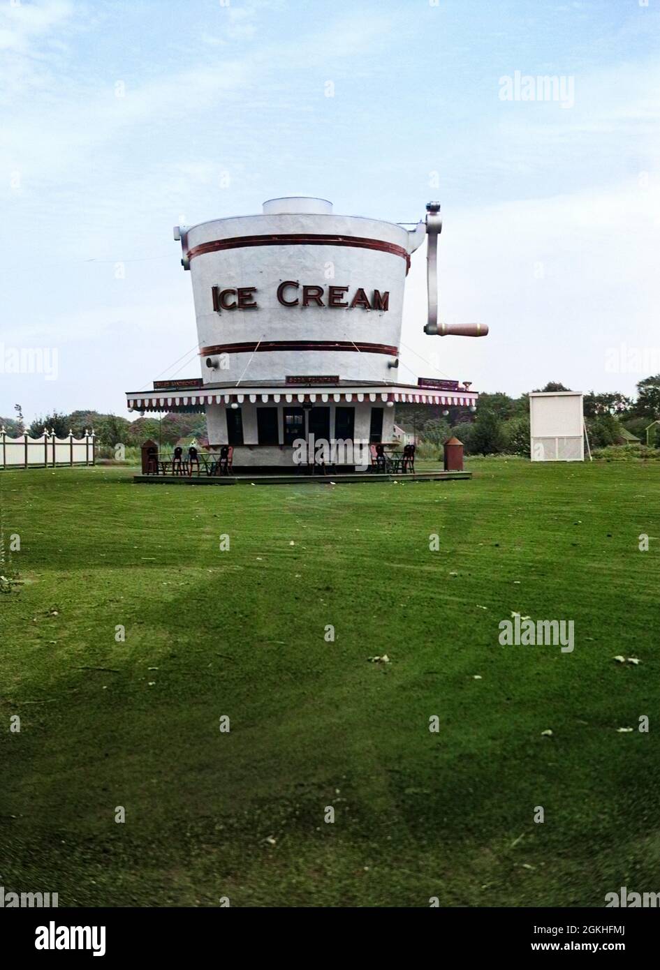 1930ER JAHRE 1937 ERFRISCHUNGSSTAND GEBAUT GEFORMT WIE HÖLZERNE HANDKURBEL EISCREME-HERSTELLER STRASSENWERBUNG ATTRAKTION BUSINESS - Q37497C CPC001 HARS BIZARRE CAFÉ KURBEL NORDAMERIKANISCHE STRUKTUR MITTAGESSEN STAND ATTRAKTION WIE IMMOBILIEN KLEINES UNTERNEHMEN SODABRUNNEN UNGEWÖHNLICHE EIS KOST GEBAUT DRIVE-IN BRUNNEN ERFRISCHUNG STRASSENRAND 1937 ALTMODISCH Stockfoto