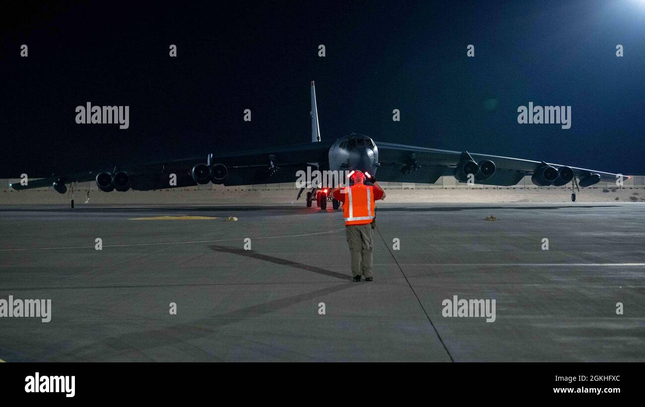 Eine B-52-Stratofortress, die dem 5. Bombenflügel der Minot Air Force Base, N.D., zugewiesen wurde, Taxis auf der Fluglinie am 23. April 2021 auf der Al Udeid Air Base, Katar. Die B-552 werden nach Al Udeid ab entsandt, um US- und Koalitionskräfte zu schützen, während sie Abziehoperationen aus Afghanistan durchführen. Stockfoto