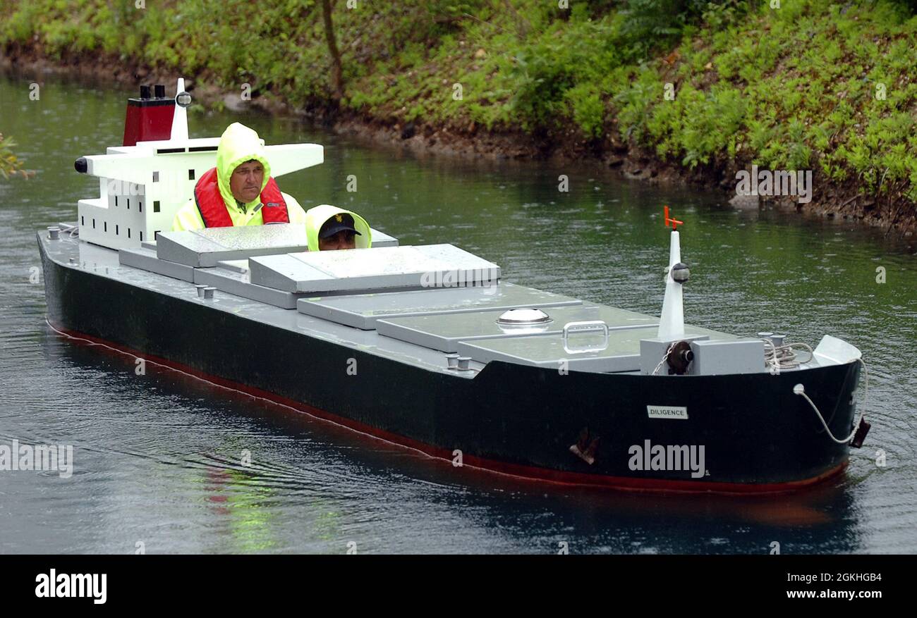 STUDENTEN AUF DEM SEE AN BORD DER ULTIMATIVEN JUNGEN SPIELEN EINEN £150,000-MODELL-SUPERTANKER AN DER WARSASH MARITIME ACADEMY, HAMPSHIRE PIC MIKE WALKER, 2009 Stockfoto