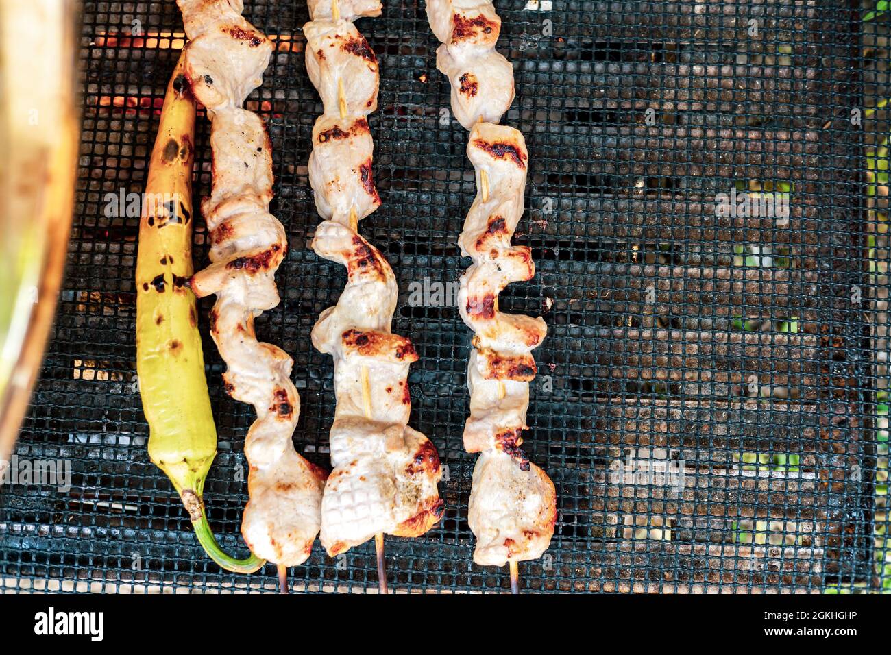 Holzkohlegrill Kochen Grill Schweinefleisch auf Spieße im Freien Grillen Shashlik Stockfoto