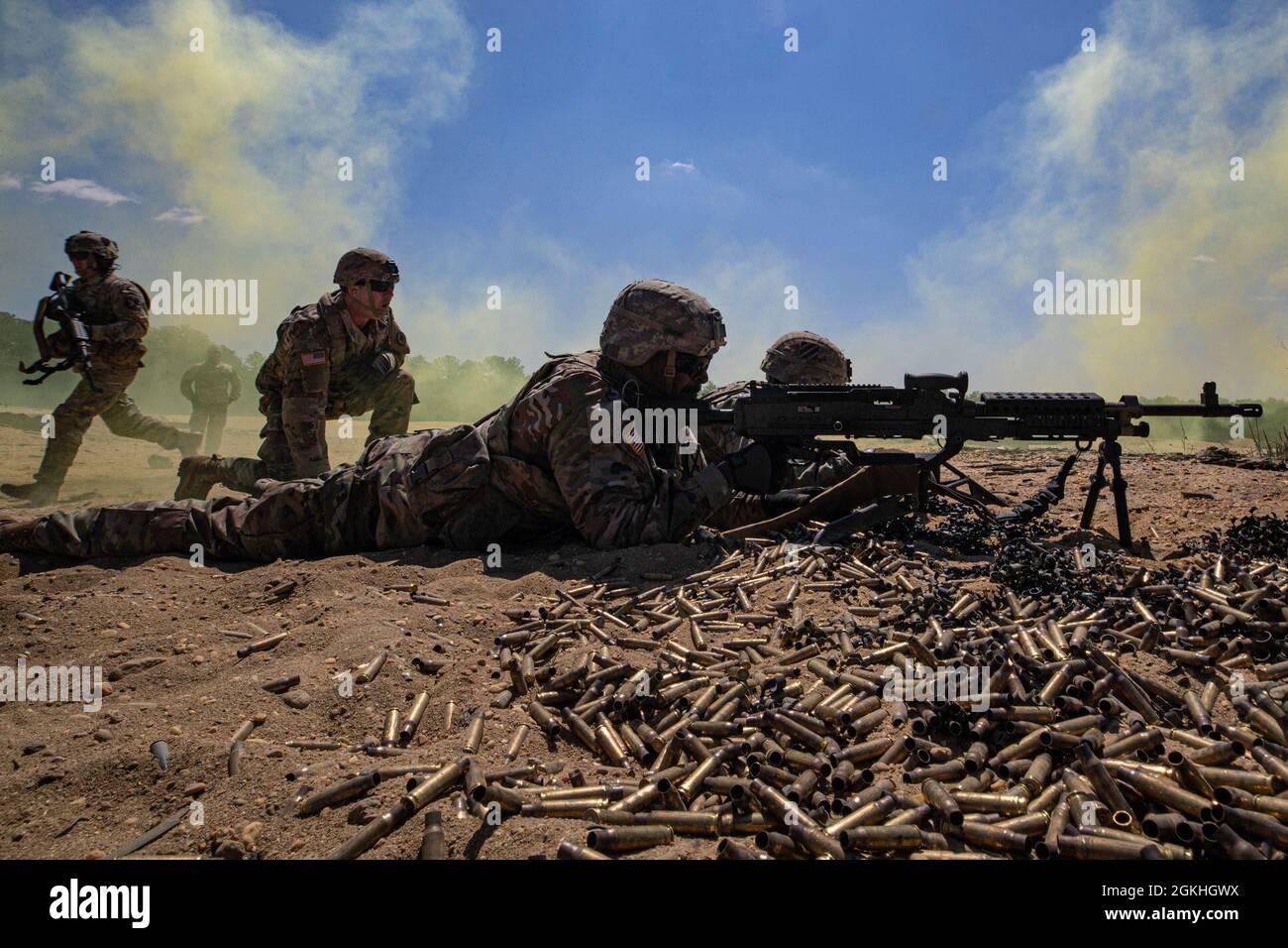 Soldaten der US-Armee nehmen an der Unterstützung durch Feuer-Live-Feuer-Training mit dem Maschinengewehr M240B Teil, während der Kurs Infantry Advanced Leader von der New Jersey National Guard 1-254. Regional Training Institute auf der Joint Base McGuire-Dix-Lakehurst, N.J., 23. April 2021 durchgeführt wird. Stockfoto