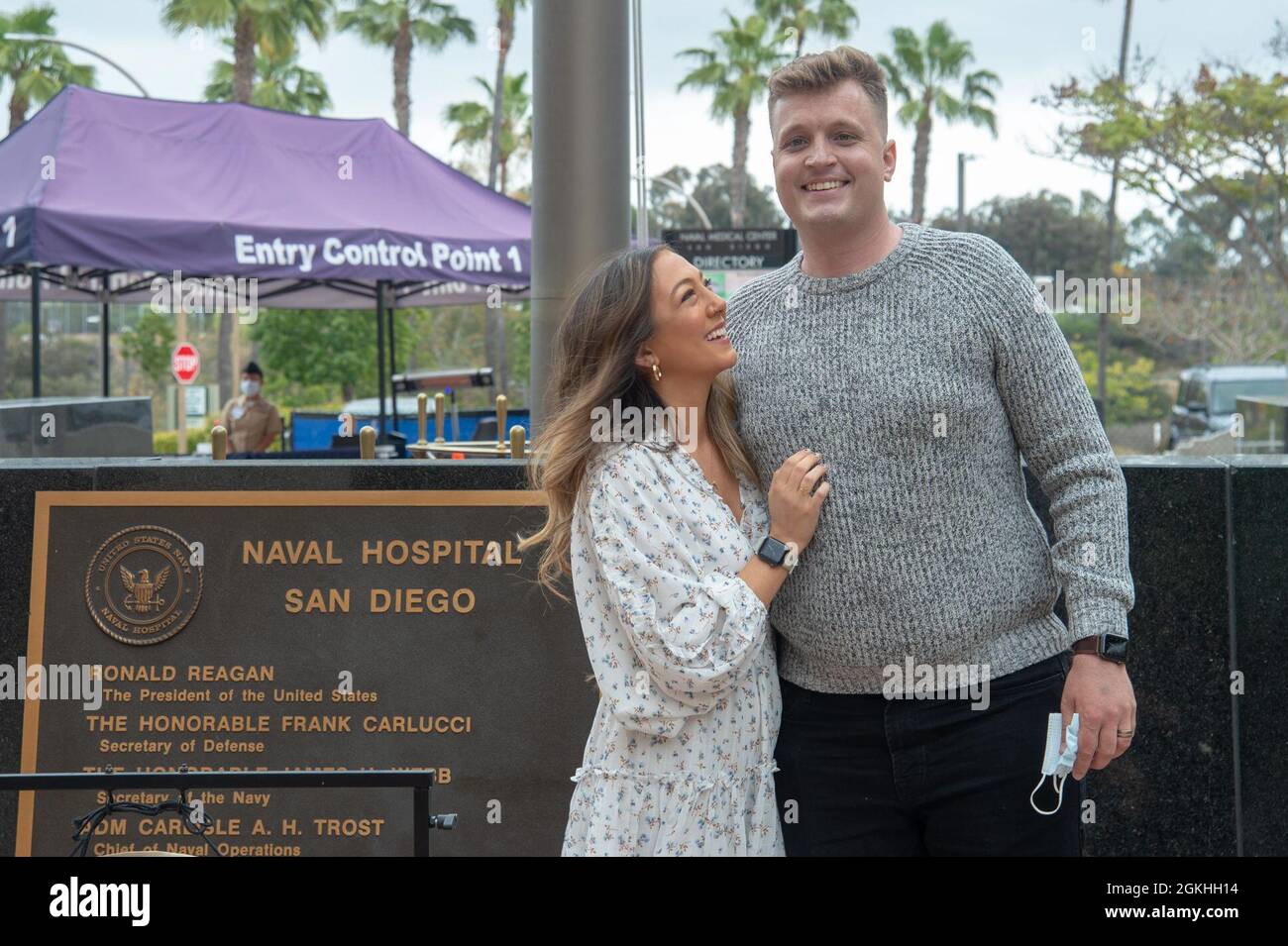 210423-N-NH199-1062 SAN DIEGO (23. April 2021) United States Marine Corps 1st LT. (Ausgeschieden) Micah Weesner, feiert mit seiner Frau Sarah Casmass, nachdem er den gong angerufen hatte, um den Abschluss seiner Krebsbehandlung an Bord des Naval Medical Center San Diego (NMCSD) im April 23 zu feiern. Weesner begann im April 2019 mit der Behandlung zur Bekämpfung der Philadelphia-positiven akuten lymphoblastischen Leukämie. Die Mission von NMCSD besteht darin, die Dienstmitglieder darauf vorzubereiten, zur Unterstützung der Einsatzkräfte eingesetzt zu werden, qualitativ hochwertige Gesundheitsdienste bereitzustellen und die Zukunft der Militärmedizin durch Bildung, Ausbildung und Forschung zu gestalten. NMCSD Stockfoto