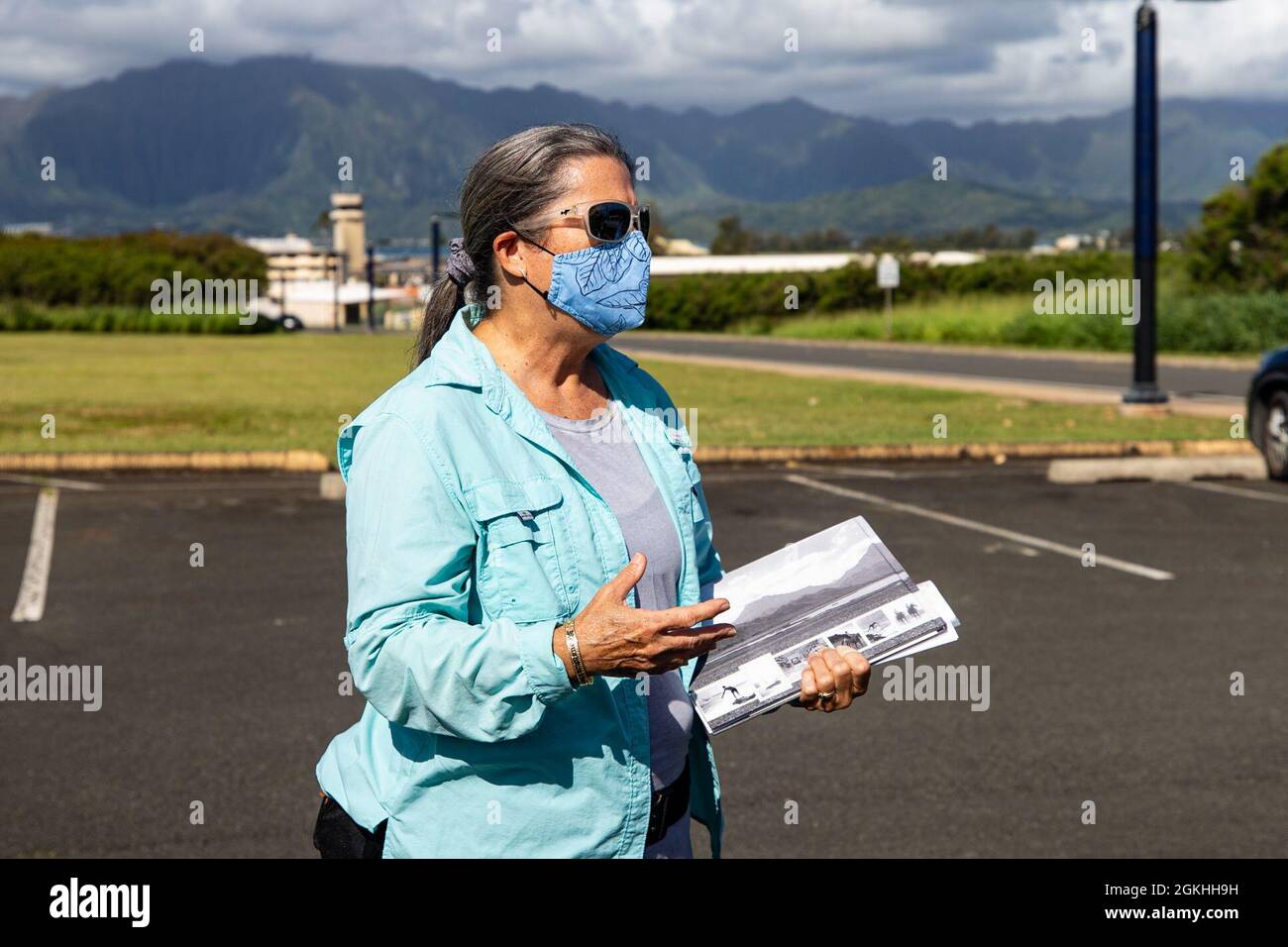 June Cleghorn, Cultural Resource Manager, Marine Corps Base Hawaii, stellt sich vor und diskutiert jede Etappe der Mokapu Cultural Sites Bike Tour, MCBH, 23. April 2021. Cleghorn und Arleen Garcia-Herbst, die Cultural Resource Manager von MCBH, informierten die Teilnehmer über die geschützten Kulturstätten und die historische Bedeutung der MCBH Mokapu-Halbinsel. Stockfoto