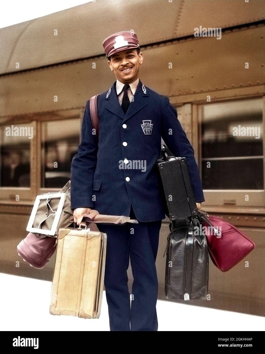 1930ER JAHRE PORTRÄT LÄCHELNDER AFROAMERIKANISCHER MANN PASSAGIER EISENBAHN ZUG ROT CAP PORTER BLICK AUF KAMERA GEPÄCK TRAGEN - R5947C HAR001 HARS LIFESTYLE ZUFRIEDENHEIT STOLZE JOBS PORTRÄTS ERWACHSENE PERSONEN ERWACHSENE MÄNNER BERUF AMERIKANER TRANSPORT BLICKKONTAKT GESCHICKLICHKEIT BERUF FÄHIGKEITEN ABENTEUER AFRO-AMERIKANER AFRO-AMERIKANER KARRIERE ETHNISCH SCHWARZ ANLASS ARBEIT STOLZ BESCHÄFTIGUNG BERUFE STILVOLLE EISENBAHNEN MITARBEITER MITTLEREN ERWACHSENEN MITTLEREN ERWACHSENEN MANN PORTER ROT CAP HAR001 ARBEITET AN ALTMODISCHEN AFROAMERIKANERN Stockfoto