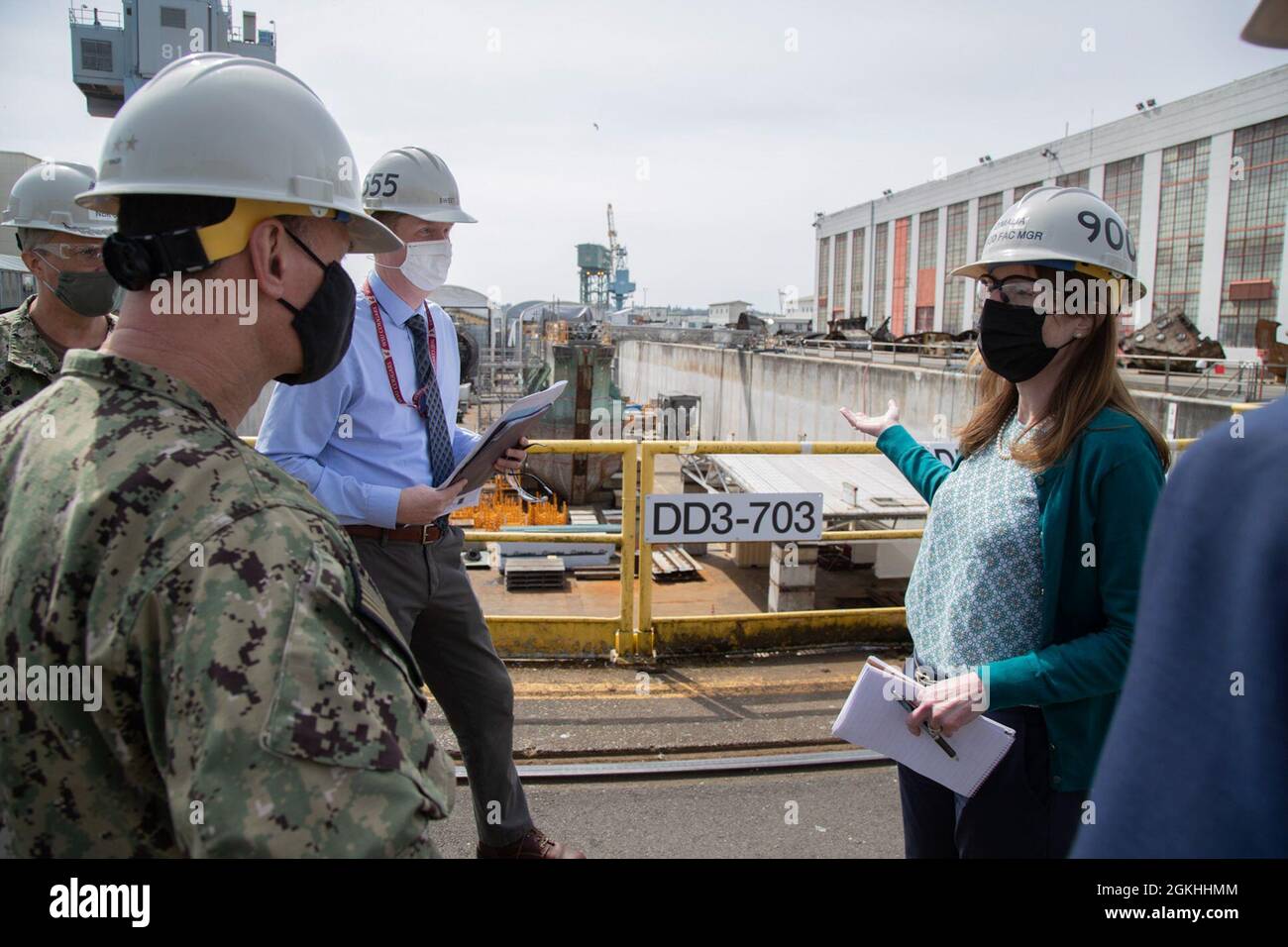 Vice Adm. William J. Galinis, Kommandant des Naval Sea Systems Command, besuchte am 23. April 2021 die Puget Sound Naval Shipyard & Intermediate Maintenance Facility, um die Einrichtungen von PSNS und IWF zu besichtigen, sich über den Status verschiedener Wartungsmöglichkeiten zu informieren und über Prozessverbesserungen und Transformationsbemühungen zu diskutieren. Stockfoto