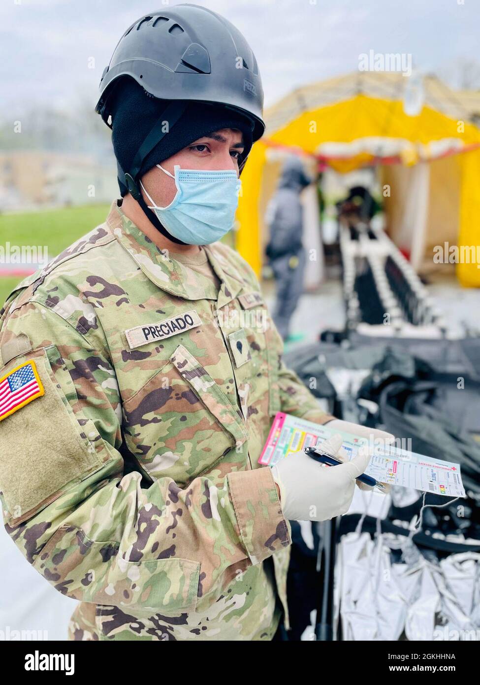 Spc. Roberto Preciado, ein Sanitäter der Armeereservate, hat während der Übung Guardian Response 21 im Muscatatuck Urban Training Center, Ind., 23. April 2021 eine Fülle von potenziell lebensrettenden Fähigkeiten trainiert. Preciado vom Hauptquartier und Hauptquartier-Bataillon, 144. Field Artillery Company trainiert in dieser hyperrealistischen Umgebung, um sicherzustellen, dass, wenn der Tag kommt, an dem seine Fähigkeiten benötigt werden, er in jeder Situation, die ihm in den Weg gestellt wird, arbeiten kann. Guardian Response ist eine lebensechte nukleare Katastrophe, die darauf abzielt, das Wissen und die Fähigkeiten aller Beteiligten voranzutreiben. Stockfoto