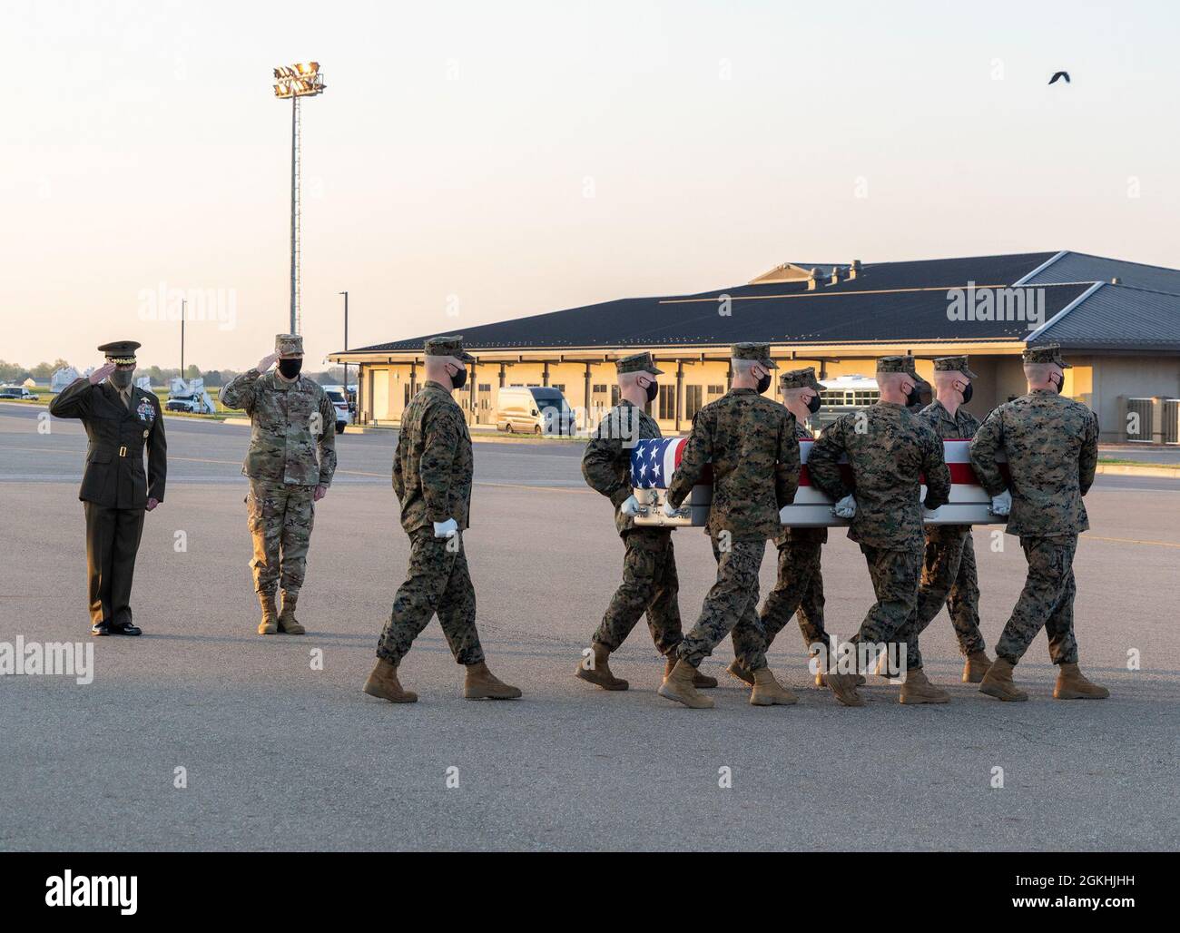 Ein U.S. Marine Corps Carry Team übergibt die Überreste von Marine Sgt. Amanda N. Brazeal aus Chunchula, Alabama, 24. April 2021 auf der Dover Air Force Base, Delaware. Brazeal wurde der Marine Corps Embassy Security Group Region 2, Marine Corps Embassy Security Group Headquarters, Quantico, Virginia, zugewiesen. Stockfoto