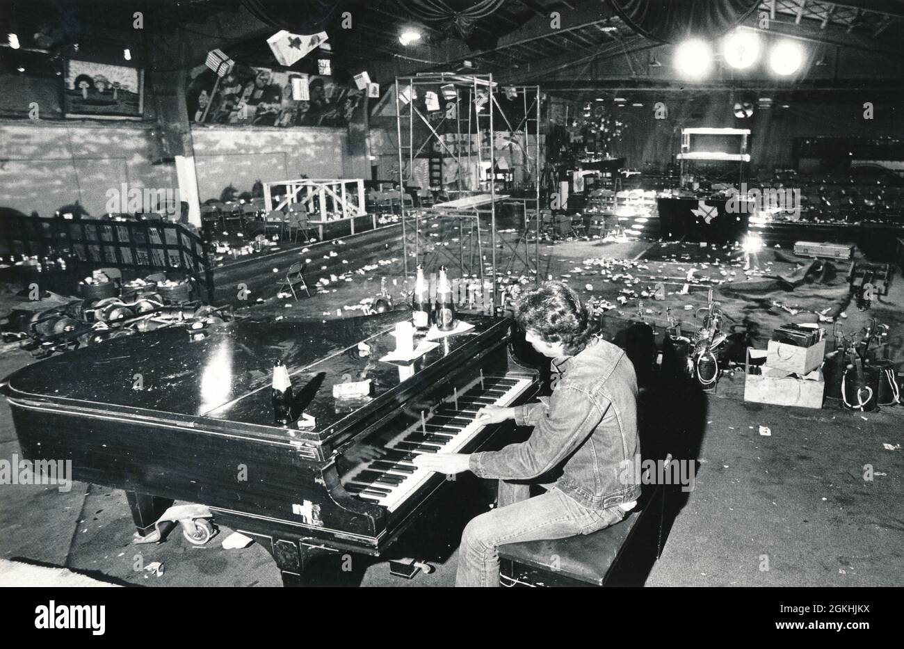 ©1981 Ein Musiker spielt Klavier nach der Schließung des Armadillo World Headquarters in der Innenstadt von Austin in der Nacht zuvor am Silvesterabend, 12-31-1980. Der Club war 11 Jahre lang geöffnet, 1970-1981 Stockfoto