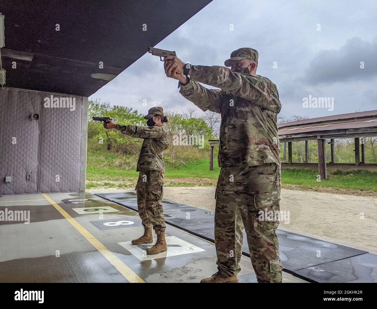 Die Armeereservekapitäter Chapin Jones, links, und Phillip Lee, Kommandeure der 350. Public Affairs-Abteilung bzw. der 368. Public Affairs-Abteilung, führen vor der Qualifikation im Joliet Training Area, Illinois, am 24. April 2021, eine Vormarskmanieranweisung an der Pistole durch. Die Anweisungen vor dem Schützen stellen sicher, dass sich die Soldaten an die Grundlagen des Schießens erinnern und sicherstellen, dass sie bereit sind, sich zu qualifizieren. Stockfoto