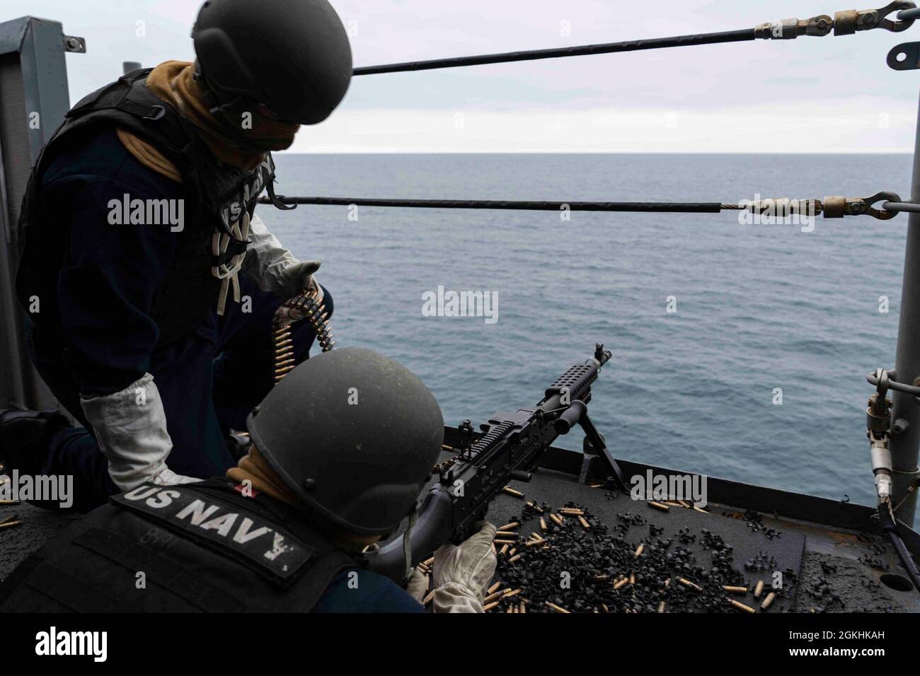 PACIFIC OCEAN (24. April 2021) Aviation Ordnanceman Airman Christopher Floyd, aus Raleigh, N.C., links, und Aviation Ordnanceman Airman Sean McDermott, aus Brick, N.J., feuern während einer Live-Feuerübung an Bord des amphibischen Angriffsschiffs USS Essex (LHD 2) ein M240B-Maschinengewehr, April 24. Matrosen und Marineinfanteristen der Amphibious Ready Group (ARG) von Essex und der 11. Marine Expeditionary Unit (MEU) führen vor der Küste Südkaliforniens Routinetrainings durch. Zusammen werden das 11. MEU, das amphibische Squadron (PHIBRON) 1 und Schiffe als ARG bezeichnet. Stockfoto