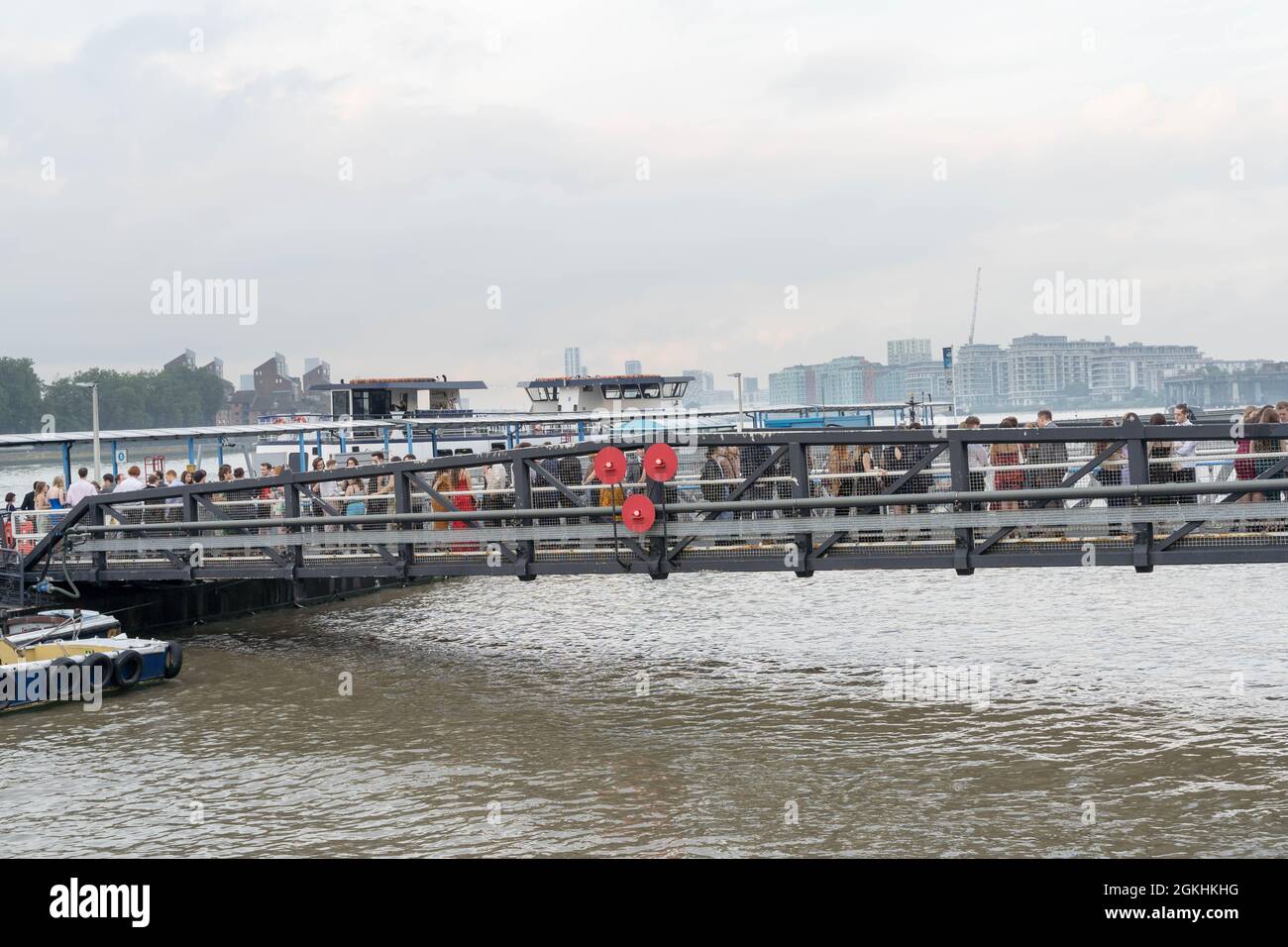 London Greenwich, Großbritannien 14. September 2021. Frischere Studenten treffen sich am Londoner Greenwich Pier zum ersten geselligen Abend auf der Themse Cruise, der Zukunft von Tänzern und Musikern aus dem ganzen Land, sogar aus der ganzen Welt. Treffen sich zum ersten Mal auf dem Campus, alle kleiden sich für den Anlass, Vor Beginn des Universitätslebens in Greenwich. Quelle: Xiu Bao/Alamy Live News Stockfoto