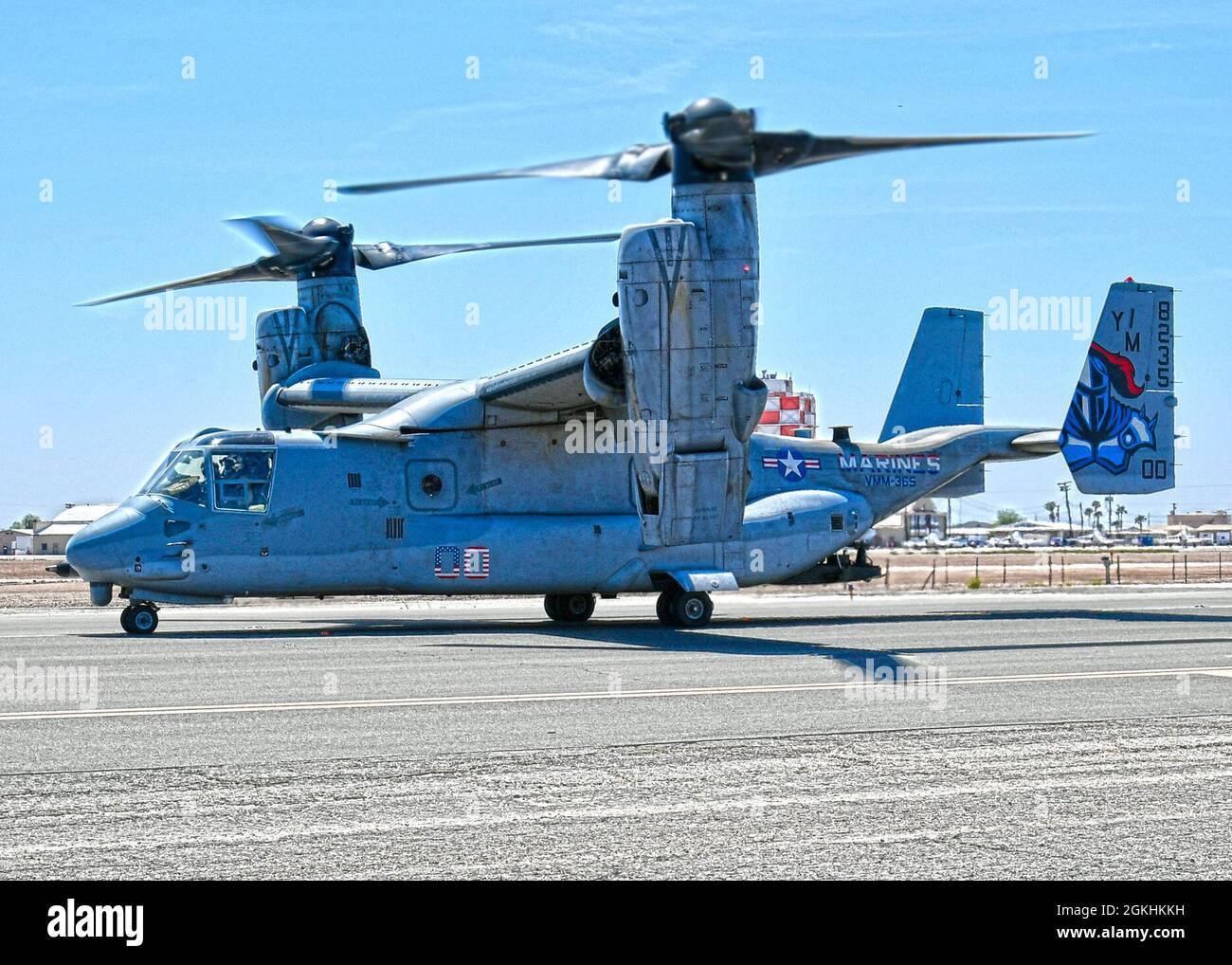 210424-N-AS200-0262 EL CENTRO, Kalifornien (25. April 2021) – Marine Medium Tiltrotor Squadron 365 (VMM-365), bekannt als die Blue Knights, abgetrennt von der Marine Corps Air Station New River, North Carolina, führt MV-22B Osprey Pilot- und Crew-Training an der Naval Air Facility (NAF) El Centro, 26. April 2021 durch. Die Mission der Naval Air Facility El Centro ist es, die Kampfausbildung und die Bereitschaft des Kriegskämpfers zu unterstützen. Dazu gehört die Unterstützung von Flugdiensten für die Betriebsflotte und die Ausbildung von Staffeln sowie von Staffeln anderer Dienste Stockfoto