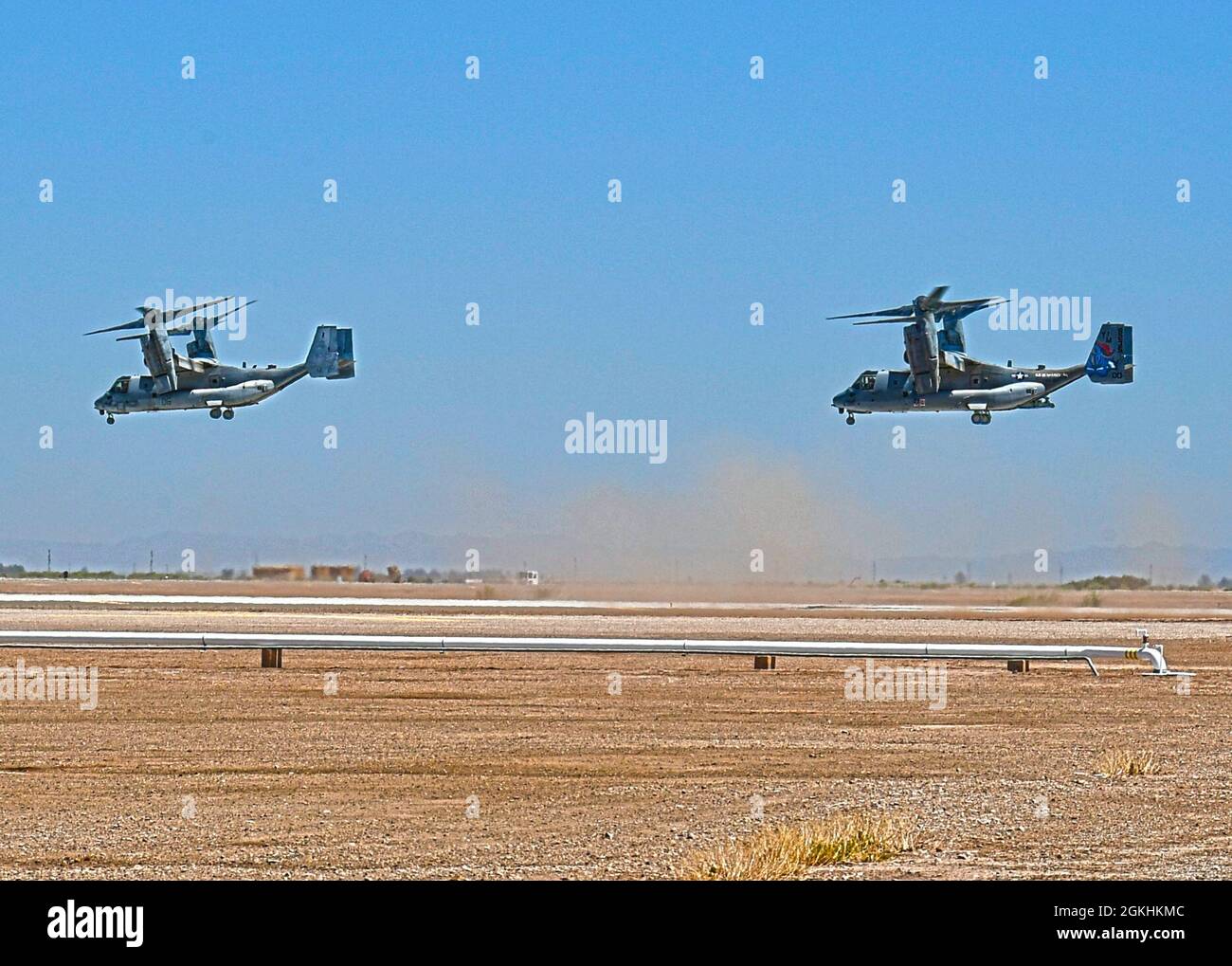 210424-N-AS200-0264 EL CENTRO, Kalifornien (25. April 2021) – Marine Medium Tiltrotor Squadron 365 (VMM-365), bekannt als die Blue Knights, abgetrennt von der Marine Corps Air Station New River, North Carolina, führt MV-22B Osprey Pilot- und Crew-Training an der Naval Air Facility (NAF) El Centro, 26. April 2021 durch. Die Mission der Naval Air Facility El Centro ist es, die Kampfausbildung und die Bereitschaft des Kriegskämpfers zu unterstützen. Dazu gehört die Unterstützung von Flugdiensten für die Betriebsflotte und die Ausbildung von Staffeln sowie von Staffeln anderer Dienste Stockfoto