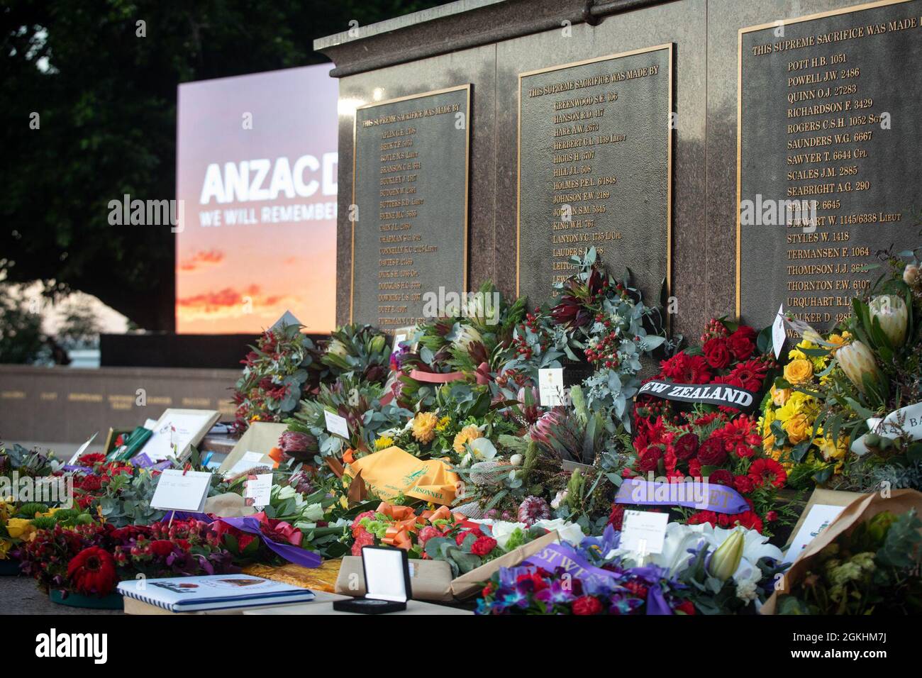 Kränze werden am Fuße des Darwin Cenotaph war Memorial während einer Anzac Day-Dämmerung Zeremonie in Darwin, NT, Australien, 25. April 2021 platziert. Der Anzac Day erinnerte ursprünglich an die Streitkräfte des australischen und neuseeländischen Armeekorps aus dem Ersten Weltkrieg, würdigt aber jetzt auch die Männer und Frauen, die in allen Kriegen, Konflikten und Friedensoperationen im australischen und neuseeländischen Militärdienst gedient haben. Die Engagements der US-Marine Corps im Northern Territory und im ganzen Land tragen zu unserer Beziehung zu Australien bei und unterstreichen die gemeinsamen Werte unserer Nationen. Stockfoto