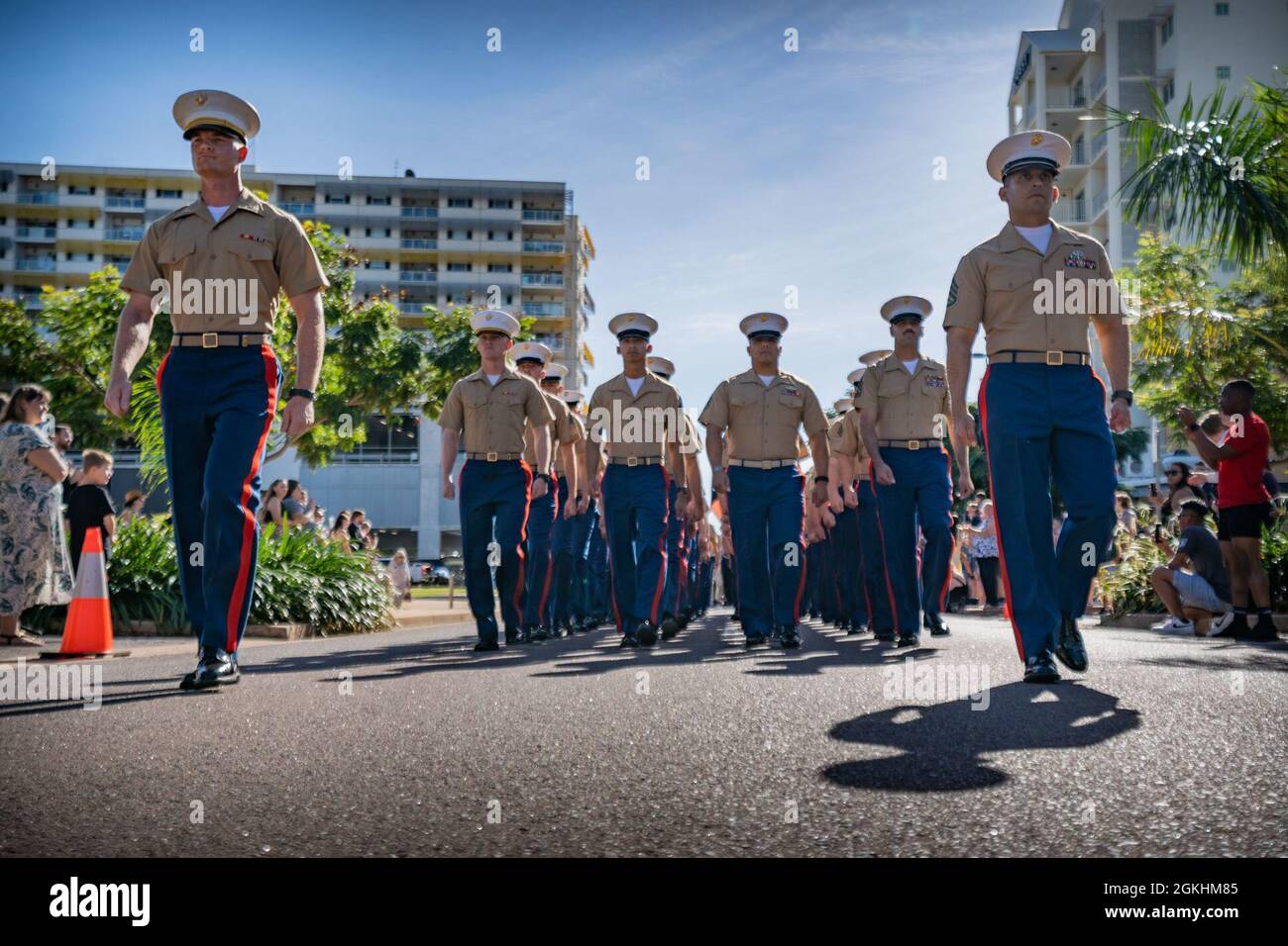 U.S. Marines with Marine Rotational Force - Darwin marschieren in einer Parade zum Anzac Day in Palmerston City, NT, Australien, 25. April 2021. Der Anzac Day erinnerte ursprünglich an die Streitkräfte des australischen und neuseeländischen Armeekorps aus dem Ersten Weltkrieg, aber er erkennt jetzt auch die Männer und Frauen an, die in allen Kriegen, Konflikten und Friedensoperationen im australischen und neuseeländischen Militärdienst gedient haben. Die Engagements der US-Marine Corps im Northern Territory und im ganzen Land tragen zu unserer Beziehung zu Australien bei und unterstreichen die gemeinsamen Werte unserer Nationen. Stockfoto