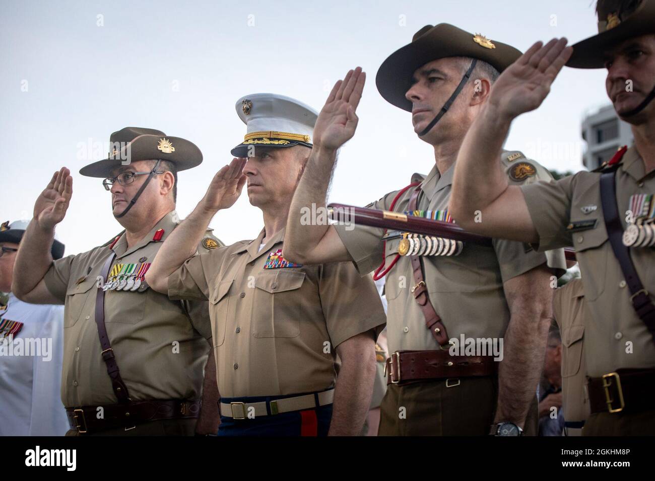 US Marine Corps Col. David Banning, Hauptkommandierender Offizier der Marine Rotational Force – Darwin grüßt mit Mitgliedern des australischen Armeedienstes während einer Anzac Day-Morgenzeremonie in Darwin, NT, Australien, 25. April 2021. Der Anzac Day erinnerte ursprünglich an die Streitkräfte des australischen und neuseeländischen Armeekorps aus dem Ersten Weltkrieg, würdigt aber jetzt auch die Männer und Frauen, die in allen Kriegen, Konflikten und Friedensoperationen im australischen und neuseeländischen Militärdienst gedient haben. Die Engagements der US-Marine Corps im Northern Territory und im ganzen Land tragen zu unserer Beziehung bei Stockfoto