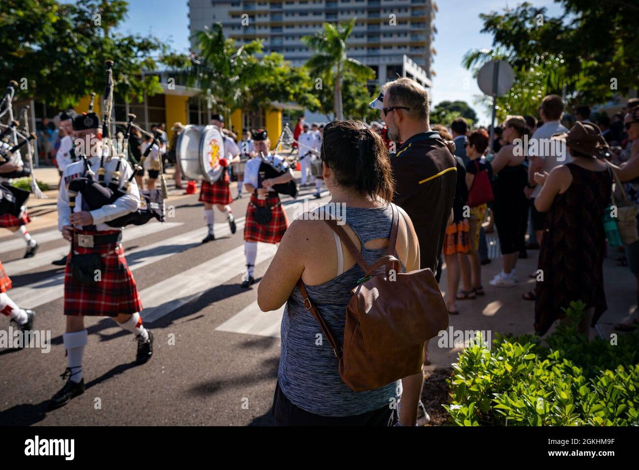 Zuschauer beobachten Mitglieder der australischen Verteidigungskräfte und US-Marineinfanteristen mit Marine Rotational Force - Darwin bei einer Parade zum Anzac Day in Palmerston City, NT, Australien, 25. April 2021. Der Anzac Day erinnerte ursprünglich an die Streitkräfte des australischen und neuseeländischen Armeekorps aus dem Ersten Weltkrieg, aber er erkennt jetzt auch die Männer und Frauen an, die in allen Kriegen, Konflikten und Friedensoperationen im australischen und neuseeländischen Militärdienst gedient haben. Die Engagements der US-Marine Corps im Northern Territory und im ganzen Land tragen zu einer Vertiefung unserer Beziehungen zu Australien und zu Stockfoto