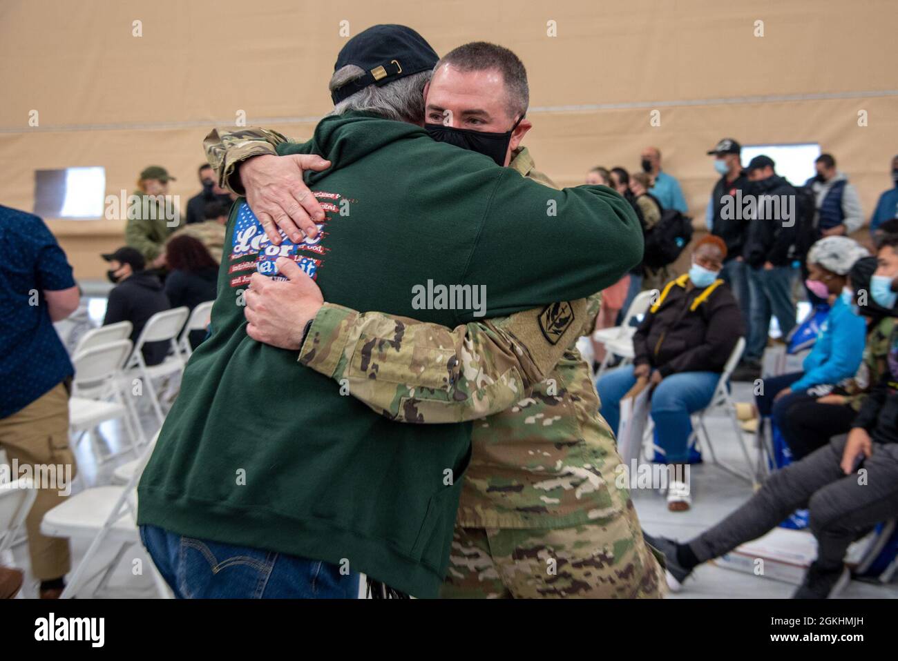 Ein Wachmann umarmt seinen Vater während einer Entsendeveranstaltung in Windsor Locks, Connecticut, am 25. April 2021. HHC 1-169. Verließ Connecticut an diesem Tag für den Einsatz im Kosovo. Stockfoto