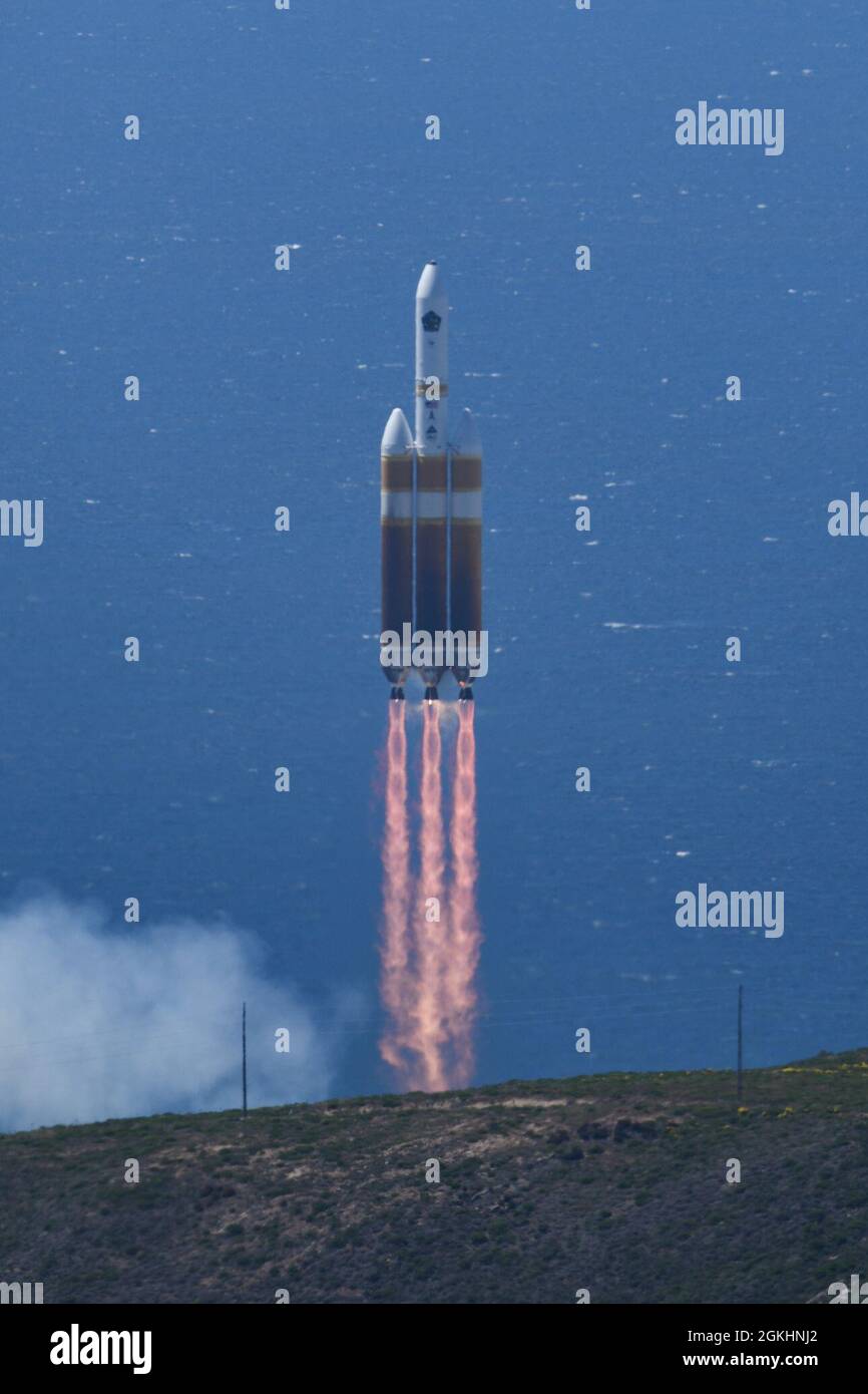 Eine United Launch Alliance Delta IV Schwere Rakete mit einer Nutzlast des National Reconnaissance Office, die vom Team Vandenberg vom Space Launch Complex-6 hier am Montag um 1:47 Uhr PDT gestartet wurde. Dies war die neunte Delta IV-Heavy, die von Vandenberg aus gestartet wurde, mit dem ersten Start am 20. Januar 2011, und es ist die größte Rakete, die jemals von der Westküste der Vereinigten Staaten gestartet wurde. Stockfoto