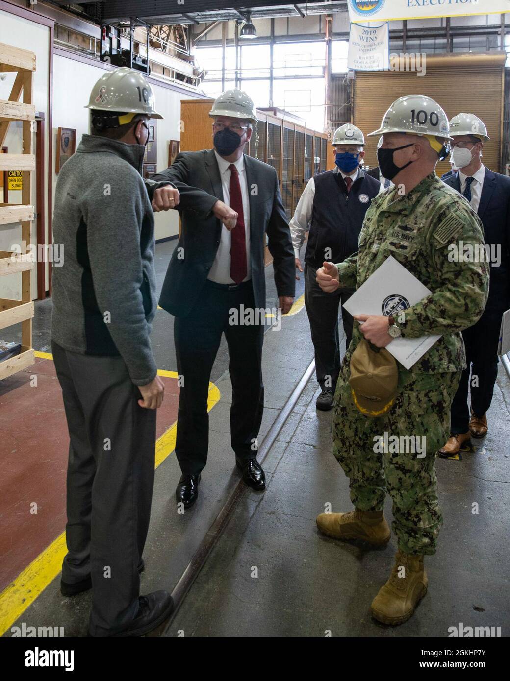 BREMERTON - der amtierende Navy-Sekretär Thomas W. Harker besuchte im April 26 die Puget Sound Naval Shipyard & Intermediate Maintenance Facility in Bremerton, Washington. Harker traf sich mit der Kommandoführung und besichtigte PSNS- und IWF-Einrichtungen, um die laufenden und geplanten Prozessverbesserungs- und Transformationsbemühungen auf der Werft zu besprechen. Stockfoto