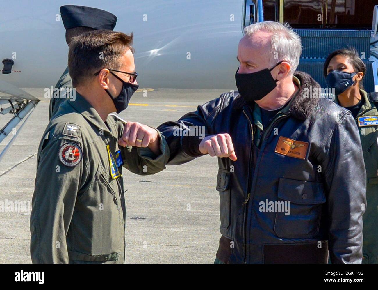 Admiral Bill Lescher, rechts, Vice Chief of Naval Operations, wird von Kapitän Matt Arny, Kommandant, Naval Air Station (NAS) Whidbey Island auf Ault Field in Oak Harbor, Washington, begrüßt 26. April 2021. Lescher besuchte mehrere Kommandos in der nordwestlichen Region, darunter NAS Whidbey Island, Naval Station Everett und Naval Base Kitsap-Bangor. Stockfoto