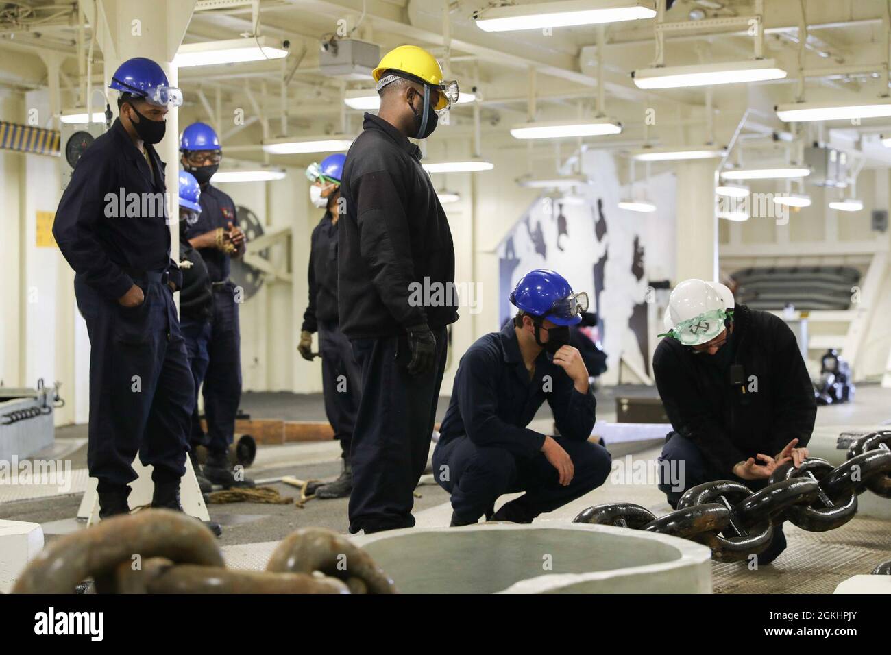 210426-N-CZ759-1040 SAN DIEGO (26. April 2021) – Seeleute arbeiten daran, den Anker an Bord des amphibischen Angriffsschiffs USS Tripoli (LHA 7), 26. April, wieder anzubringen. Tripoli ist ein Amphibienschiff der amerikanischen Klasse, das in San Diego homeportiert wurde. Stockfoto
