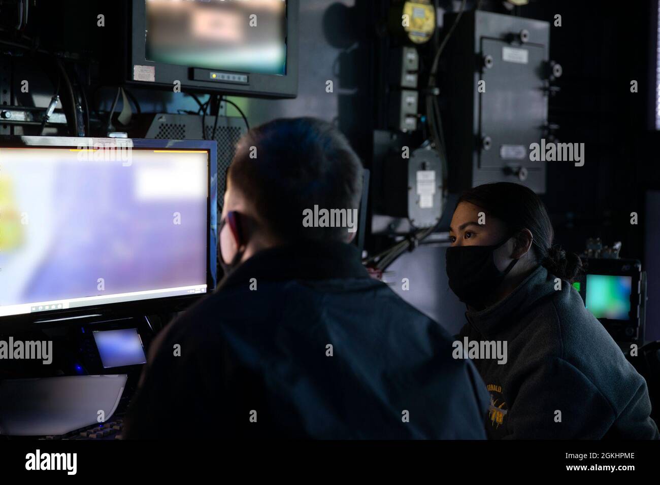 Operations Specialist 2nd Class Andrew Bondurant, links, aus Azle, Texas, und Operations Specialist 3rd Class Susan Teneyck, aus Washington, New Jersey, beobachten die Flugpfadkoordinaten während einer Luftverteidigungsübung im Tactical Flag Command Center an Bord der USS Gerald R. Ford (CVN 78), 26. April 2021. Unter der Führung von CSG-12 führt Gerald R. Ford im Atlantik integrierte Streikgruppen-Operationen mit CVW-8, DESRON 2 und ihrem Kommandanten der Luft- und Raketenabwehr, Kommandant der USS Gettysburg (CG 64), durch. (Dieses Bild wurde durch Unschärfe-Unschärfe-Effekte verändert Stockfoto