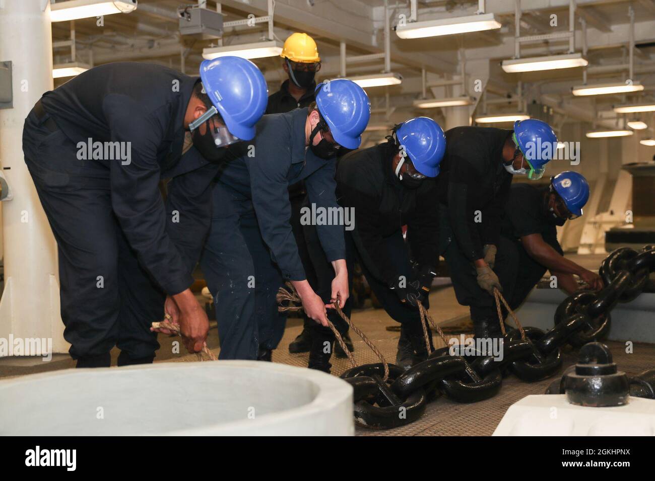 210426-N-CZ759-1028 SAN DIEGO (26. April 2021) – Seeleute arbeiten daran, den Anker an Bord des amphibischen Angriffsschiffs USS Tripoli (LHA 7), 26. April, wieder anzubringen. Tripoli ist ein Amphibienschiff der amerikanischen Klasse, das in San Diego homeportiert wurde. Stockfoto
