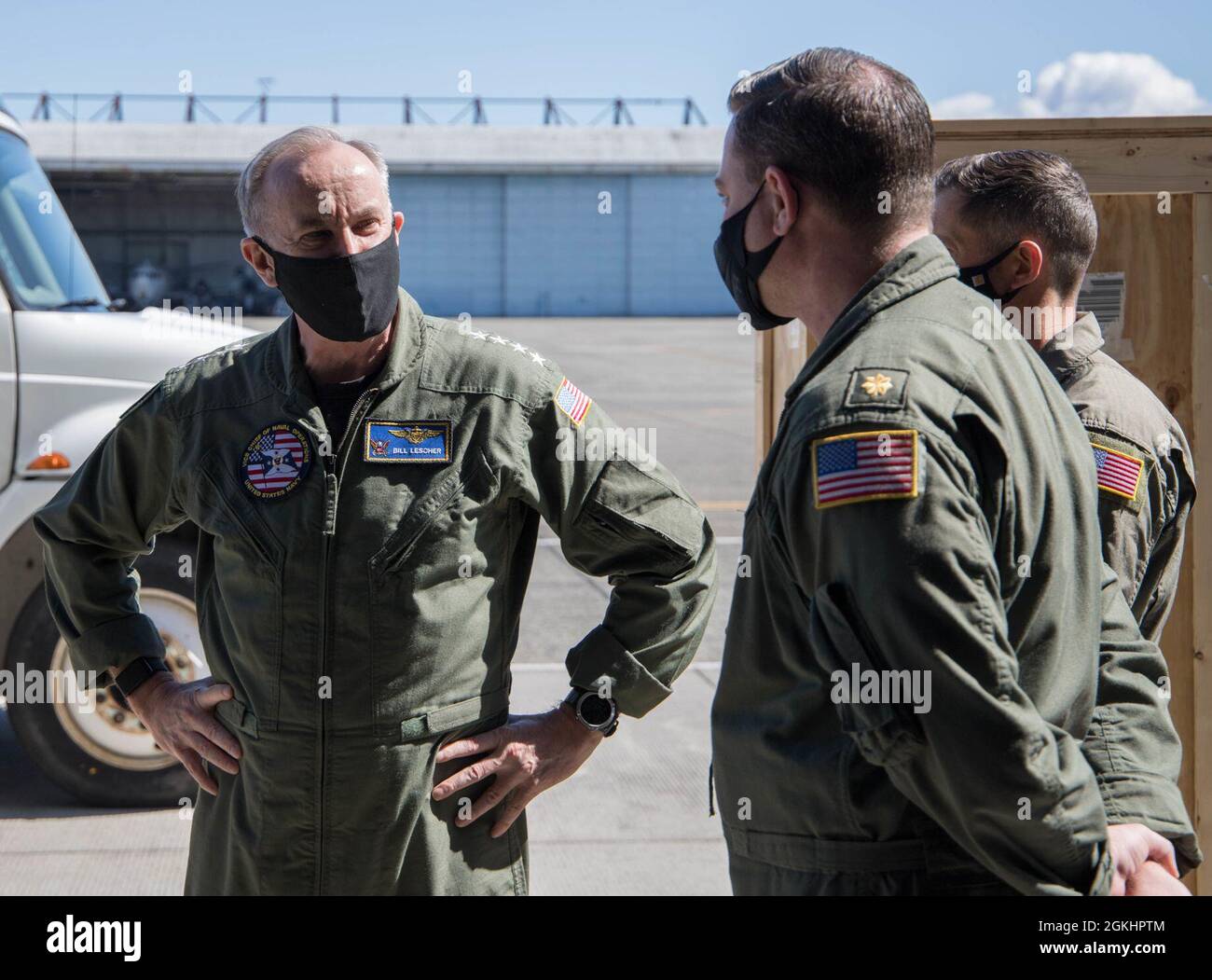 Admiral Bill Lescher, Vice Chief of Naval Operations, spricht mit der Führung von Patrol Squadron (VP) 1 auf der Naval Air Station (NAS) Whidbey Island, 26. April 2021. Lescher besuchte mehrere Kommandos in der nordwestlichen Region, darunter NAS Whidbey Island, Naval Station Everett und Naval Base Kitsap-Bangor. Stockfoto