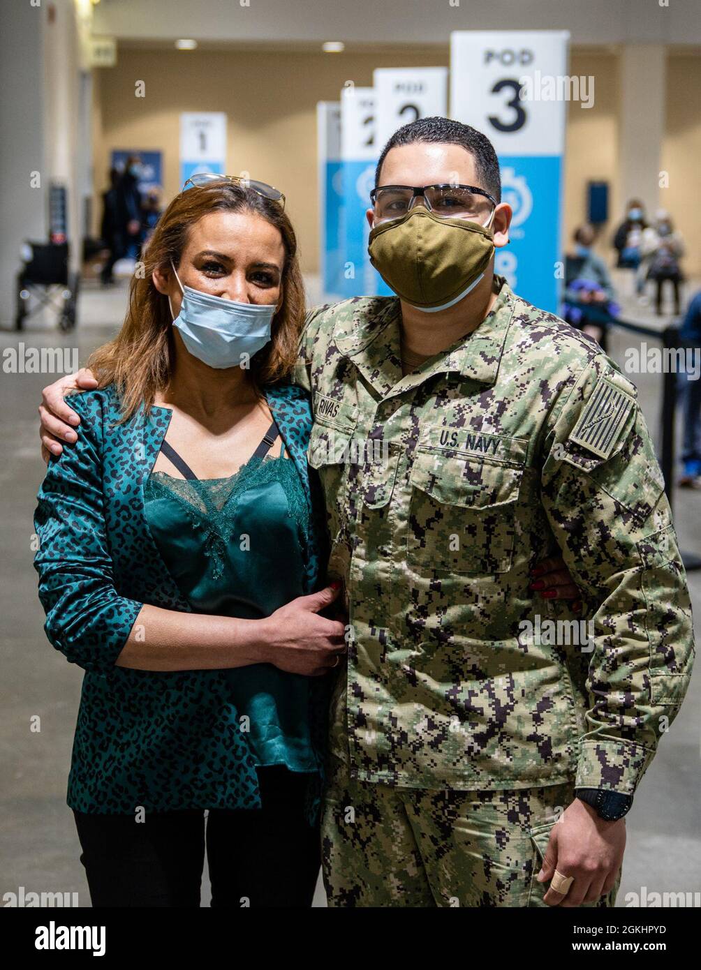 Christopher Rivas, gebürtiger Boston, der Hospitalist der US-Marine, der dem Naval Medical Center Portsmouth, Virginia, zugewiesen wurde, und Chourouk S. Mansora, Mutter von Rivas, stehen für ein Foto im Community Vaccine Center im Hynes Convention Center in Boston, 26. April 2021. Rivas’ nutzte die Gelegenheit, seine Mutter während der 4. Woche der Marine, die nach Boston eingesetzt wurde, zu impfen. Seeleute der US-Marine aus dem ganzen Land werden zur Unterstützung der Impfeinsätze des Verteidigungsministeriums eingesetzt. Das U.S. Northern Command, über die U.S. Army North, ist weiterhin bestrebt, weiterhin Stockfoto