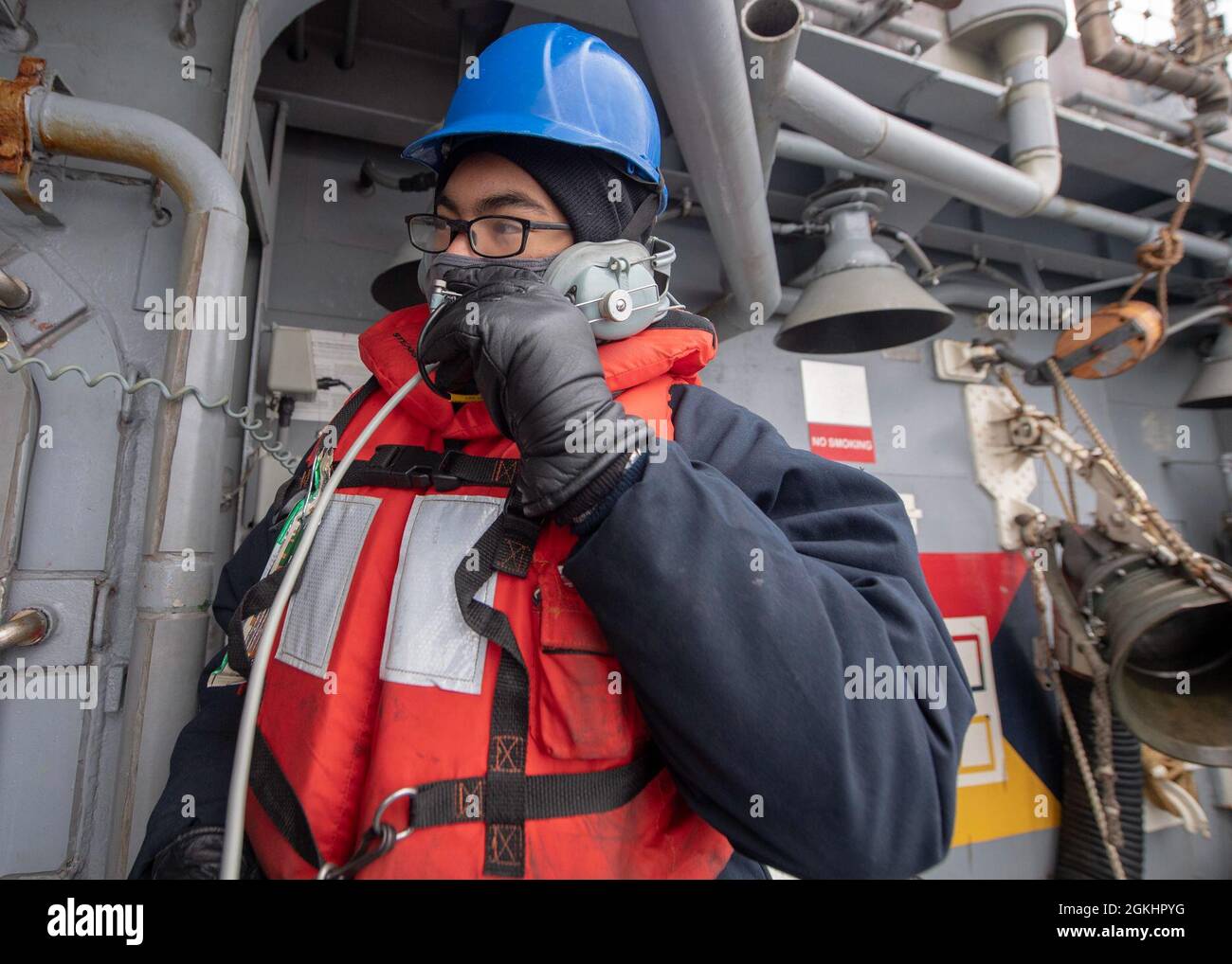 PACIFIC OCEAN (26. April 2021) der Seemann der US-Marine, Sebastian Guzman, aus Phoenix, spricht an Bord des Ticonderoga-Klasse-Lenkraketen-Kreuzers USS Bunker Hill (CG 52) am 26. April 2021 in ein Telefon mit Schallantrieb. Bunker Hill, ein Unternehmen der Theodore Roosevelt Carrier Strike Group, befindet sich im geplanten Einsatz und führt Routineoperationen in der 3. US-Flotte durch. Stockfoto