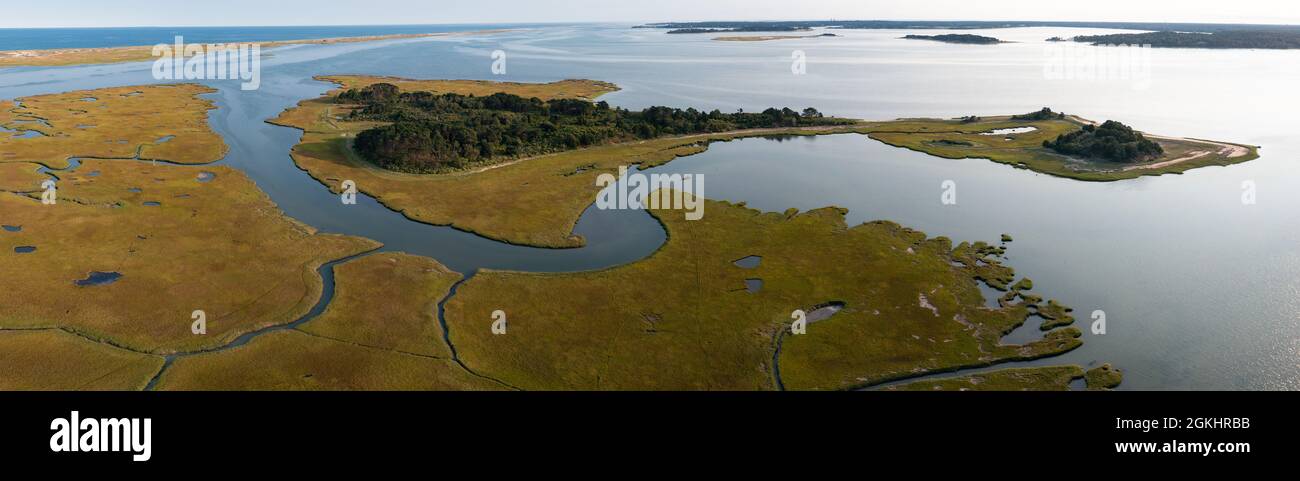 Kanäle schlängeln sich durch ein Salzgesumpf in Pleasant Bay, Cape Cod, Massachusetts. Dieses Feuchtgebiet ist ein Nährboden für Vögel, Fische und Inverts. Stockfoto